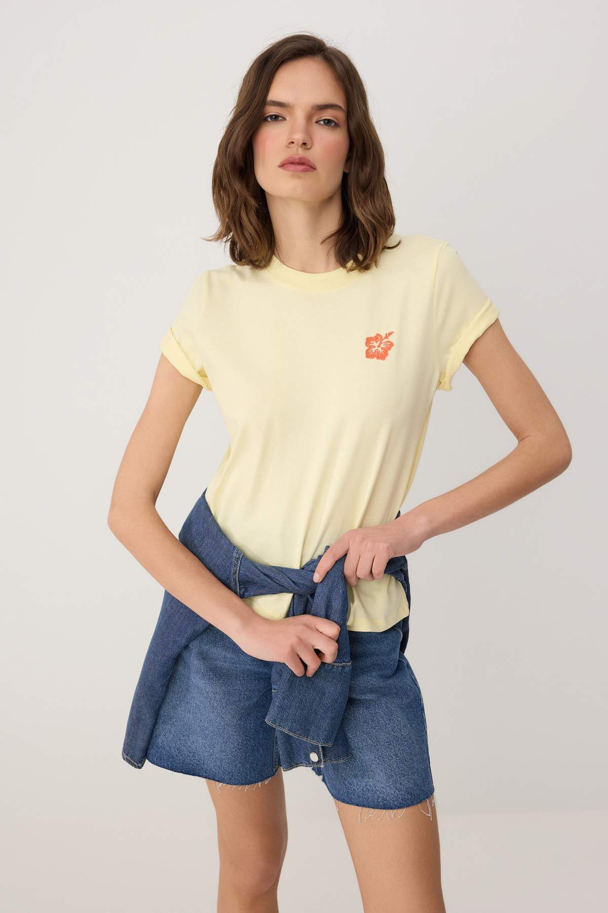 Trendyolmilla Sarı Nakışlı Regular/Normal Kalıp Kısa Kollu %100 Pamuk Örme T-Shirt TWOSS26TS00124