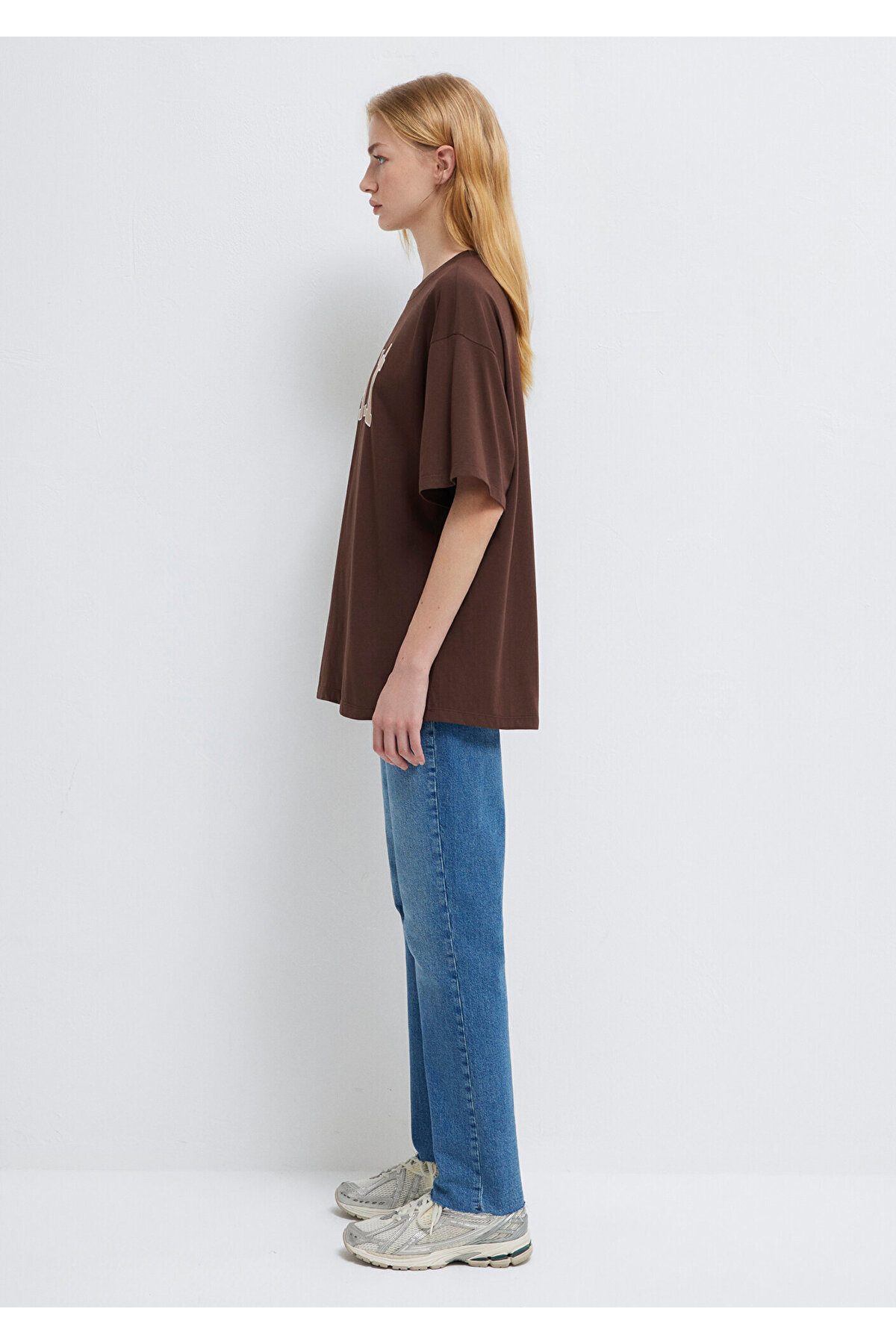 Mavi  Logo Baskılı Kahverengi Tişört Oversize / Geniş Kesim 1600843-88062 - Görsel 4