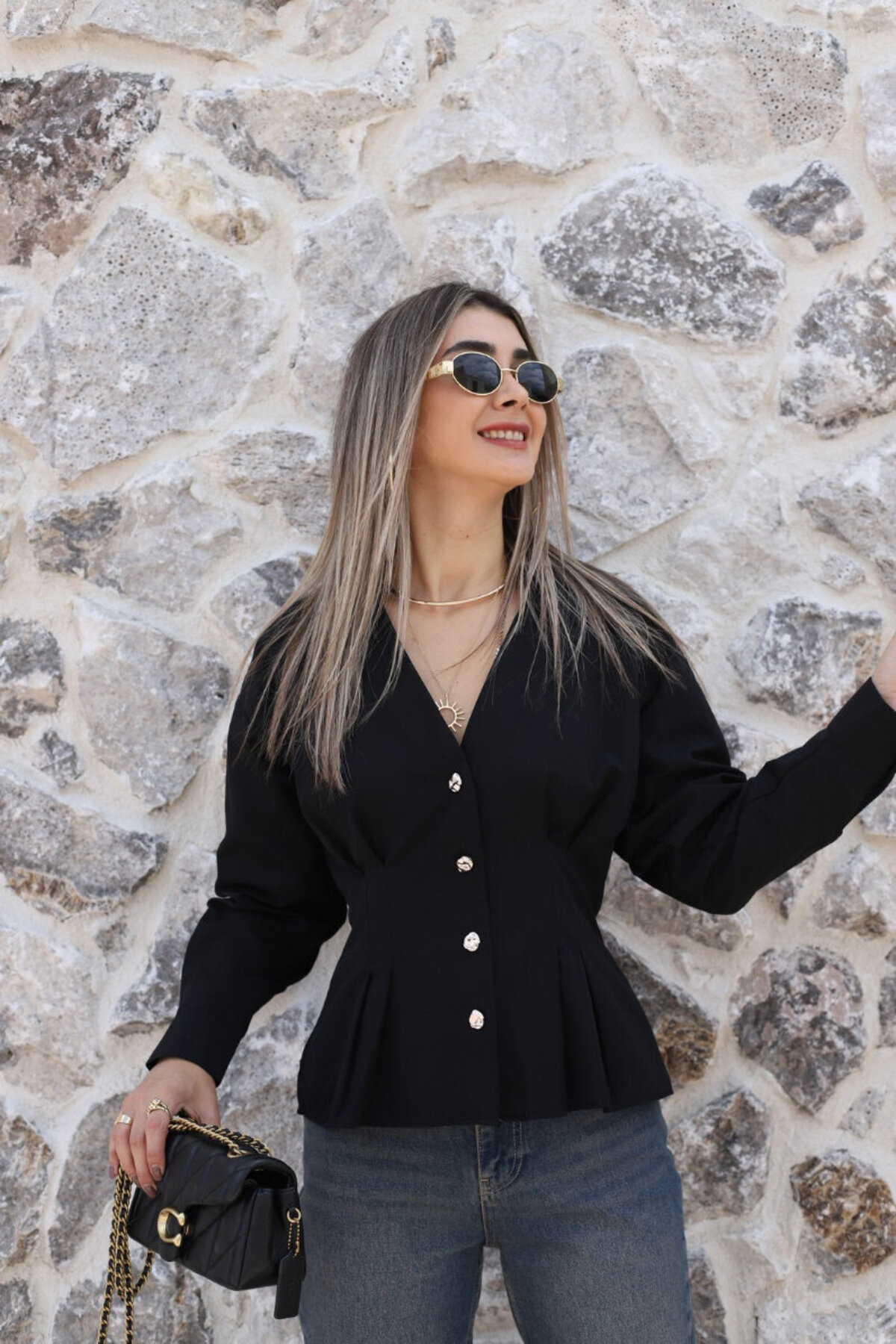 bytugcekaya Siyah Gold Düğmeli Pilili Gömlek görsel 2