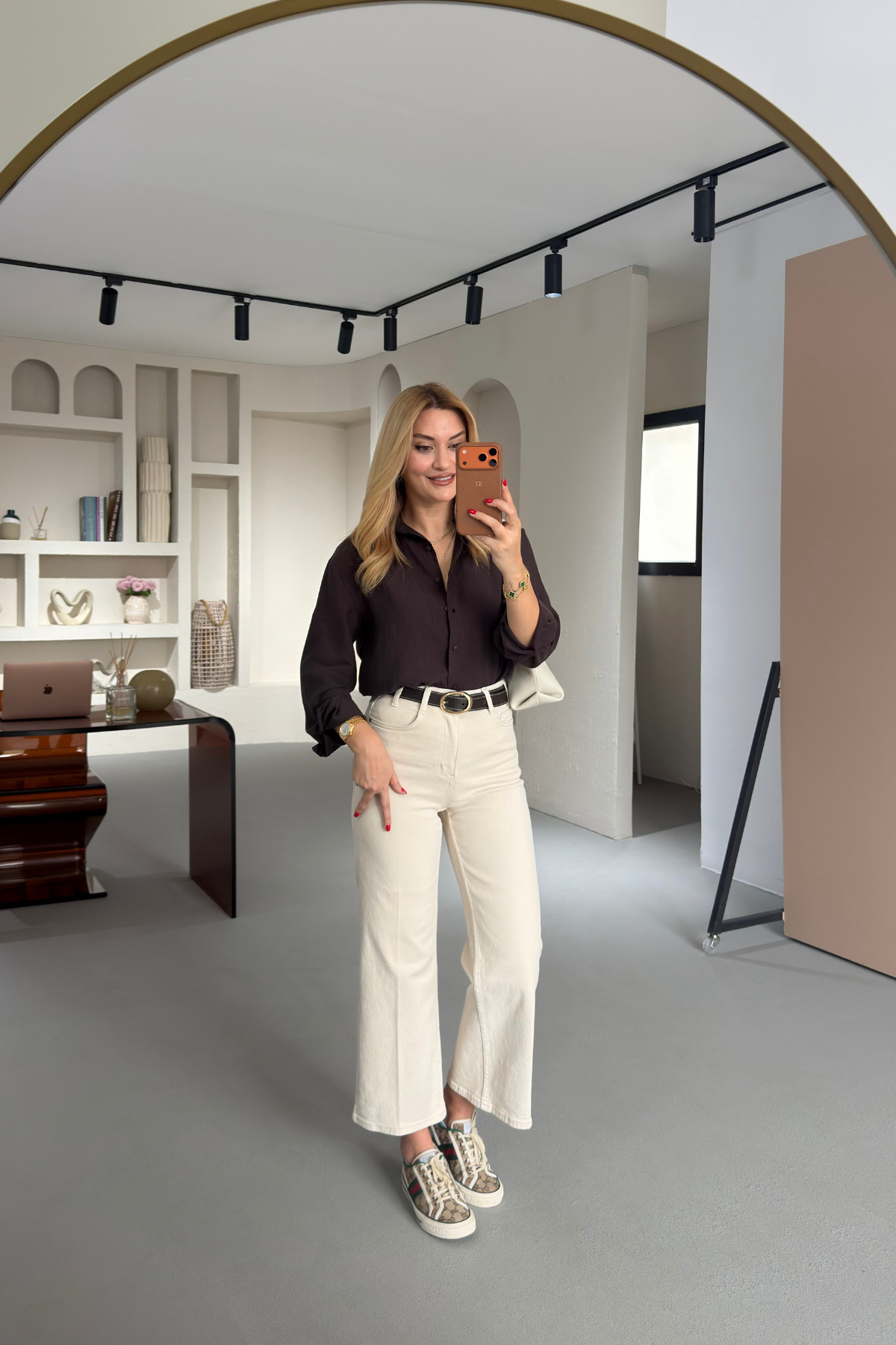 Sezgi Tekin  Premium Seri Kemer Detay Ütü İzli Krem Flare Jean