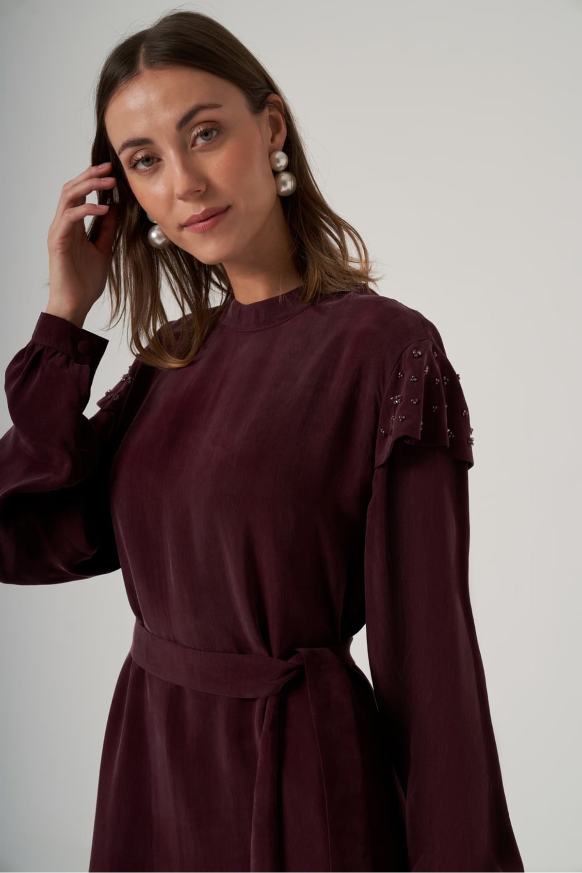 ＜6(ROKU)＞ CUPRA DRESS LONG SLEEVE SHIRT Nuss 2043 Stone Embellished Silk Cupra Dress with Shoulder Detail