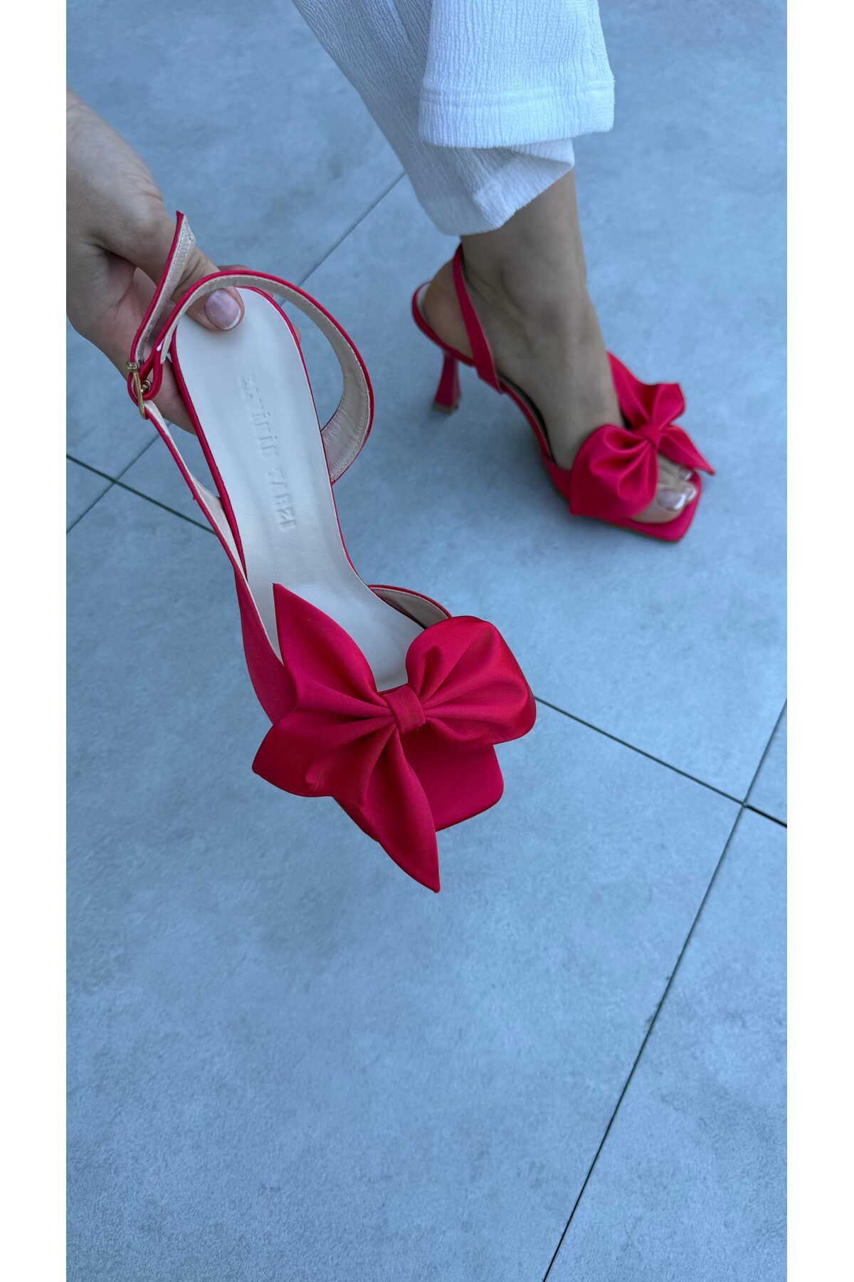 Elvinin Tarzı  Cindy Nar Çiçeği Saten Fiyonk Detaylı Kadın Topuklu Ayakkabı