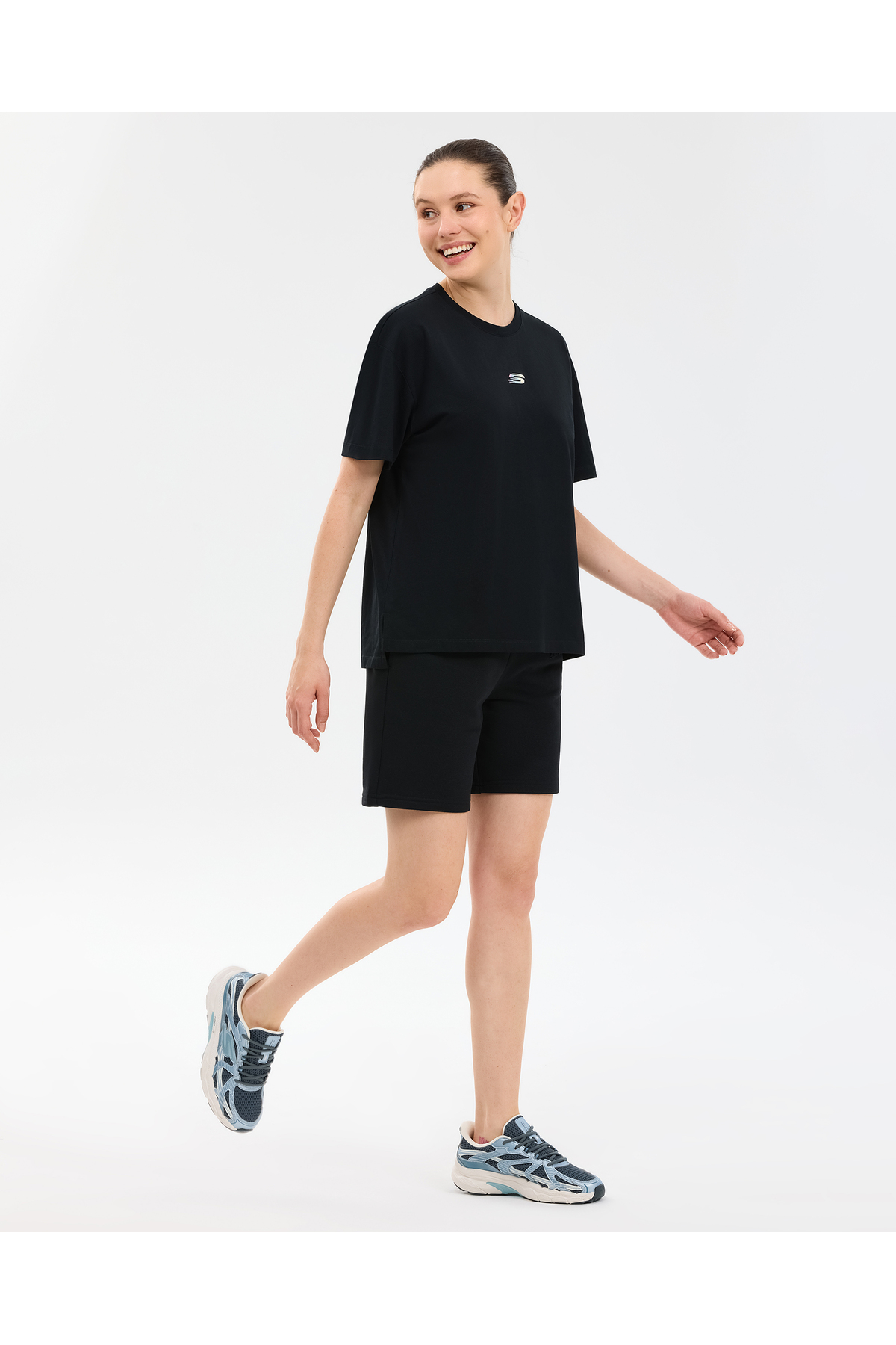 SKECHERS W Graphic T-Shirt Short Sleeve T-Shirt Kadın Siyah Tshirt S2610017-3817 görsel 4