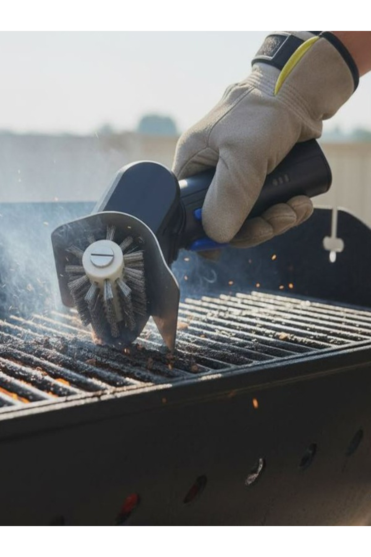 Motorized brushes with metal jersey quickly clean all kinds of barbecue grills until they are sparkling.
