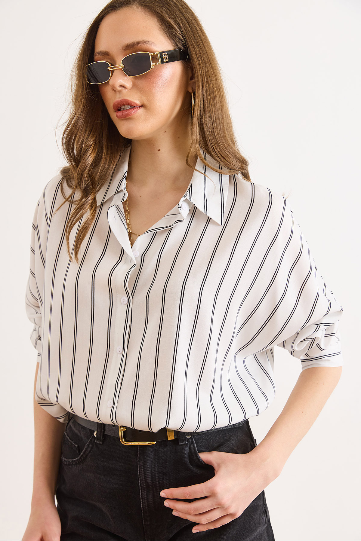Olalook Kadın Beyaz Çizgili Dökümlü Boyfriend Dokuma Viskon Gömlek GML-19001439