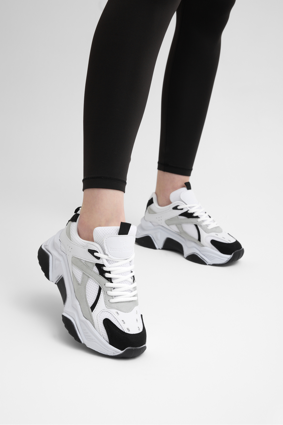 Tonny Black Kadın Beyaz Siyah Rahat Kalıp Poli Taban Bağcıklı Sneaker