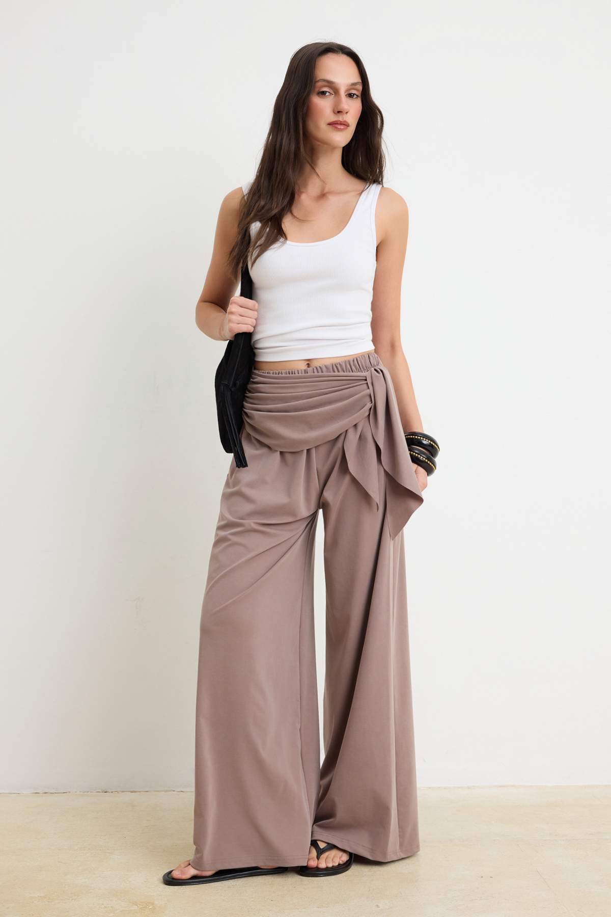 Trendyolmilla Vizon Premium Lyocell İçerikli Wide Leg Kuşaklı Normal Bel Uzun Örme Pantolon TWOSS26PL00165