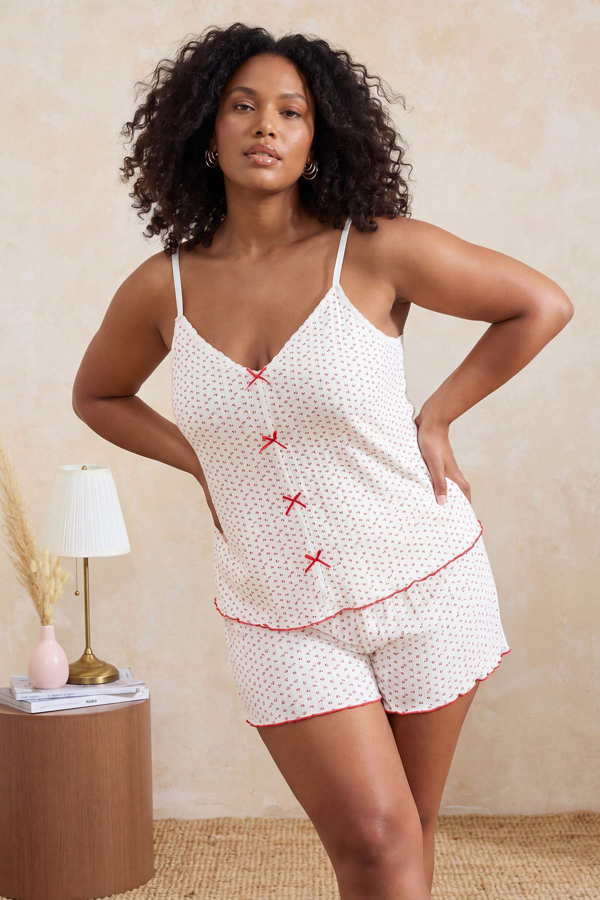 Trendyol Curve Ecru-Schleifenmuster-Kirschmuster-Strick-Pyjama-Set in Übergrö...