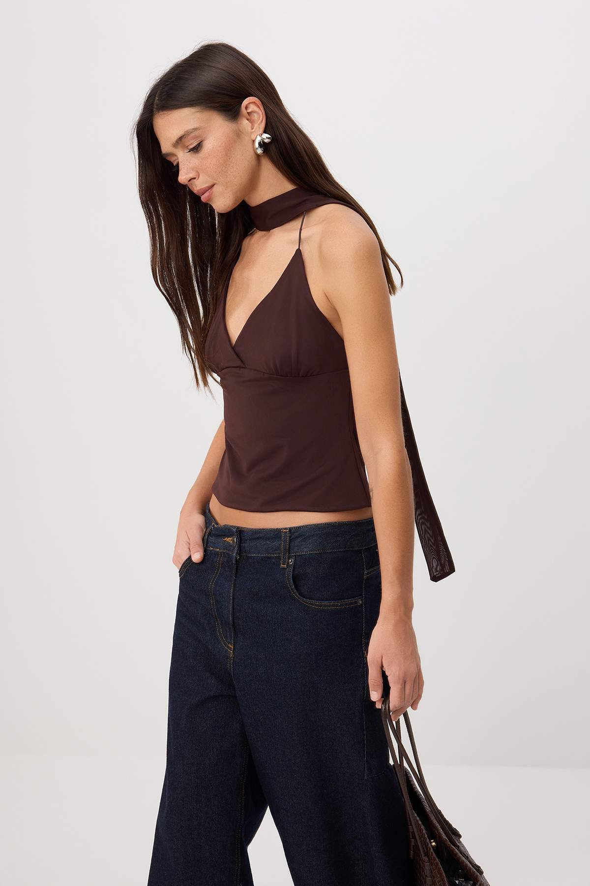 Trendyolmilla Kahverengi Düz Fitted Boyundan Bağlamalı Aksesuar Detaylı Tül Örme Bluz TWOSS26BZ00488