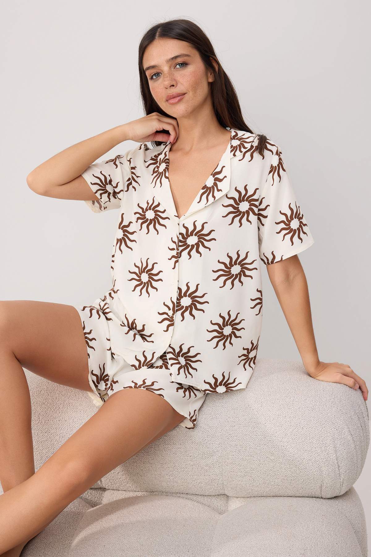 Trendyolmilla Ekru-Kahverengi Güneş Desenli Viskon Dokuma Pijama Takımı THMSS26PT00183