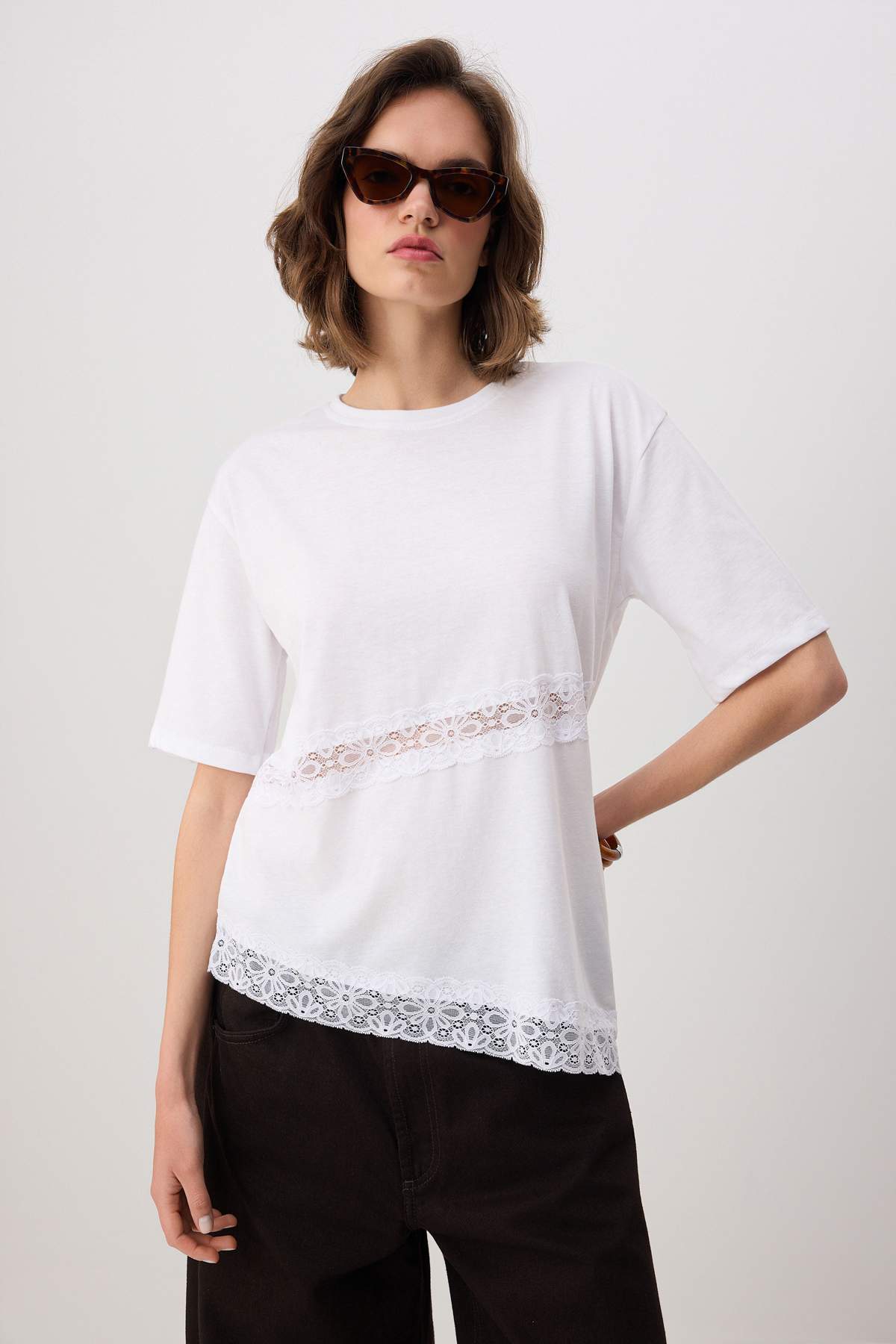 Trendyolmilla Ekru Pamuklu Dantel Detaylı Relaxed Kısa Kol Örme T-Shirt TWOSS26TS00310