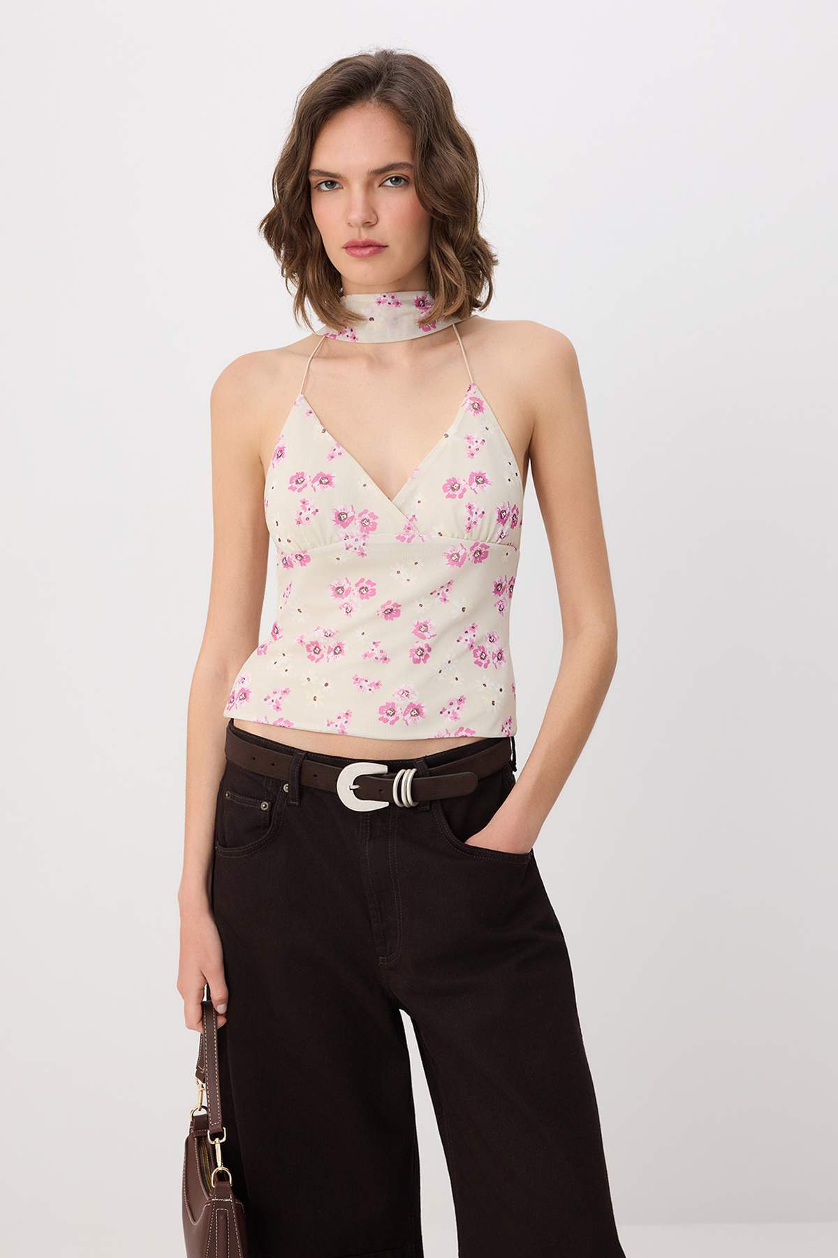 Trendyolmilla Çok Renkli Çiçekli Fitted Boyundan Bağlamalı Aksesuar Detaylı Tül Örme Bluz TWOSS26BZ00488