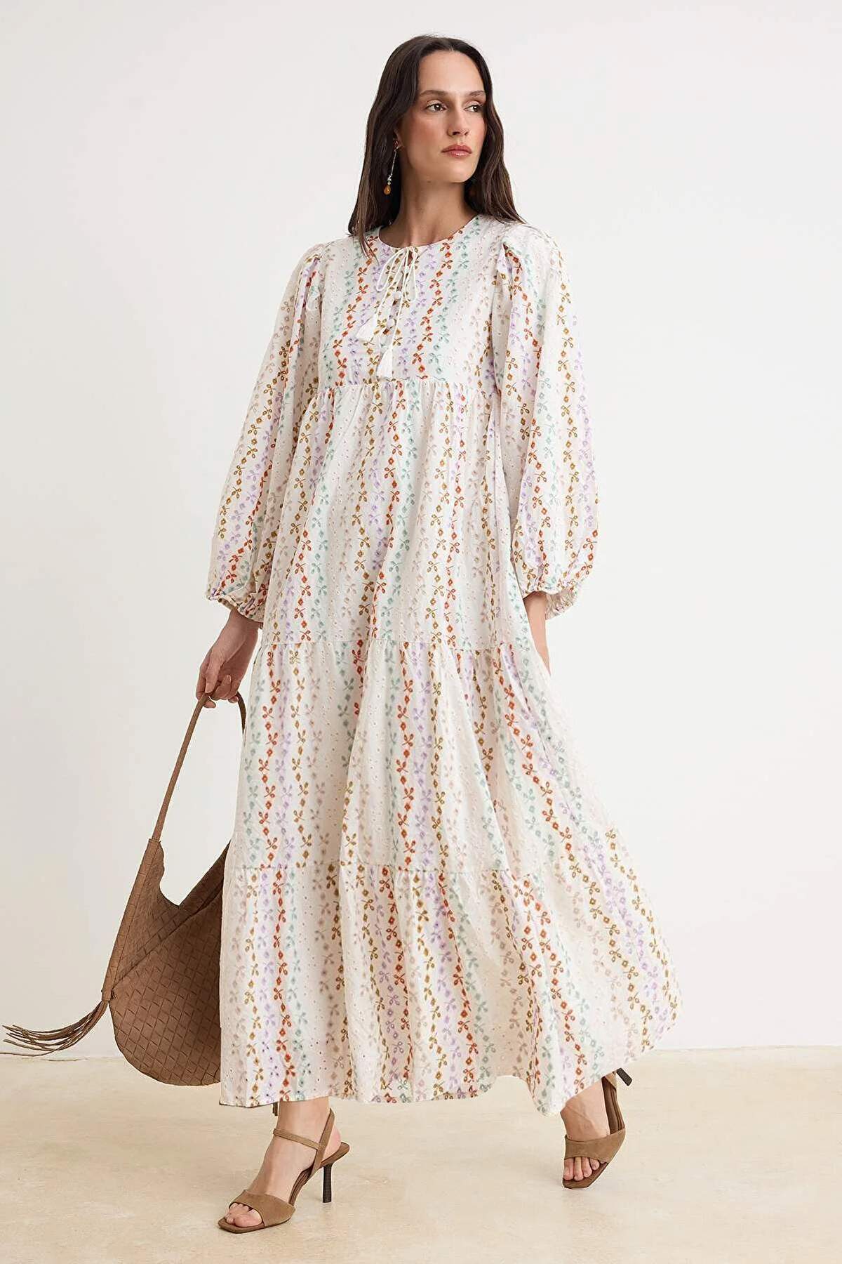 Trendyolmilla Modest Ekru Brode Çiçek Nakış Detaylı A Kesim Maxi Dokuma Tesettür Elbise TCTSS26EB00196