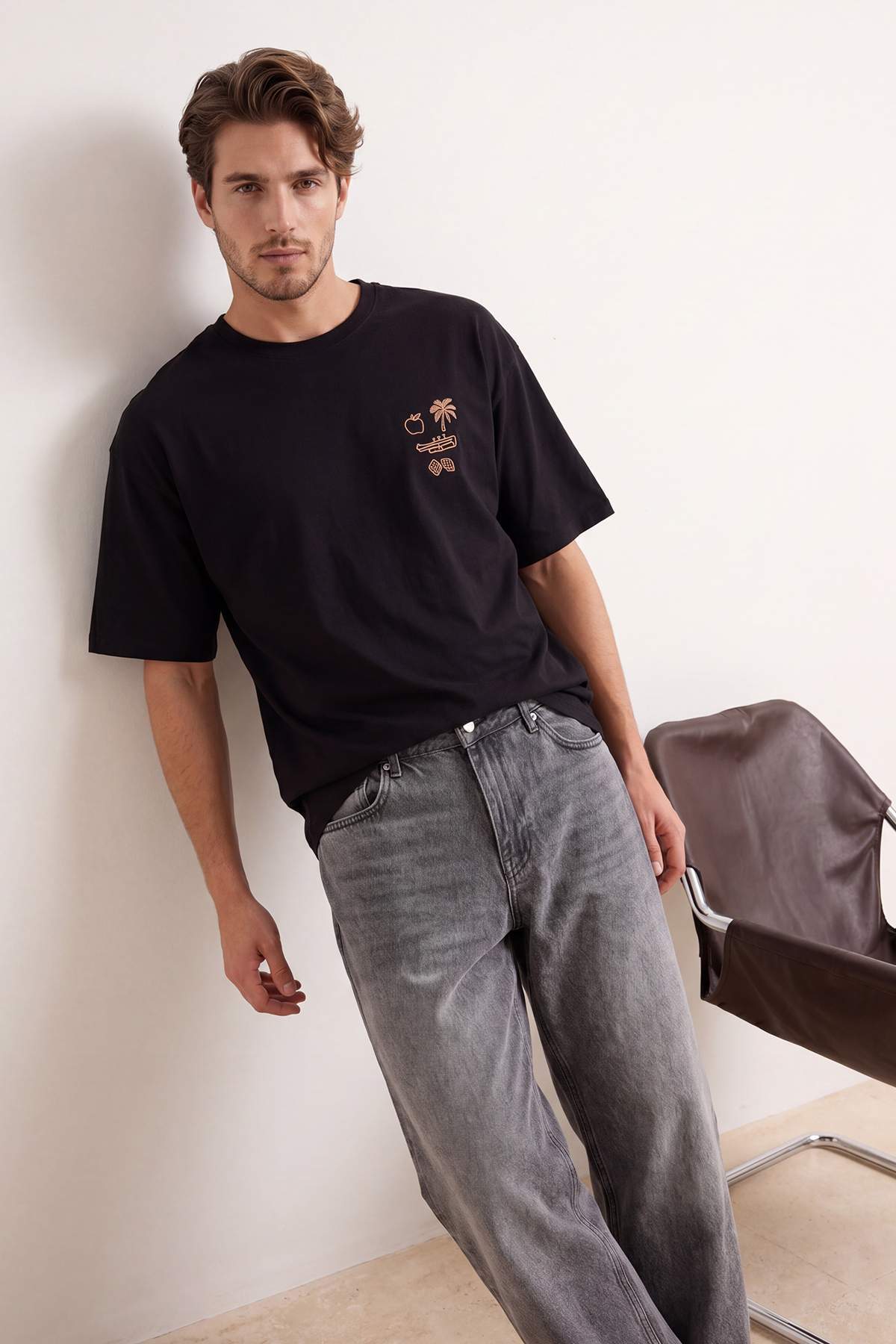 Trendyolmilla Man Siyah Oversize/Geniş Kesim Nakışlı %100 Pamuk T-Shirt TMNSS26TS00051