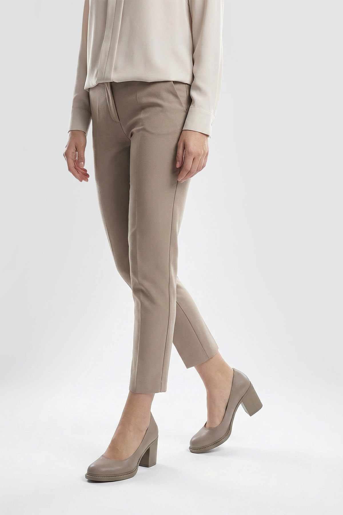 GÖNDERİ(R)  Kadın Bej Orta Kalın Topuklu Hakiki Deri Ayakkabı - Görsel 4