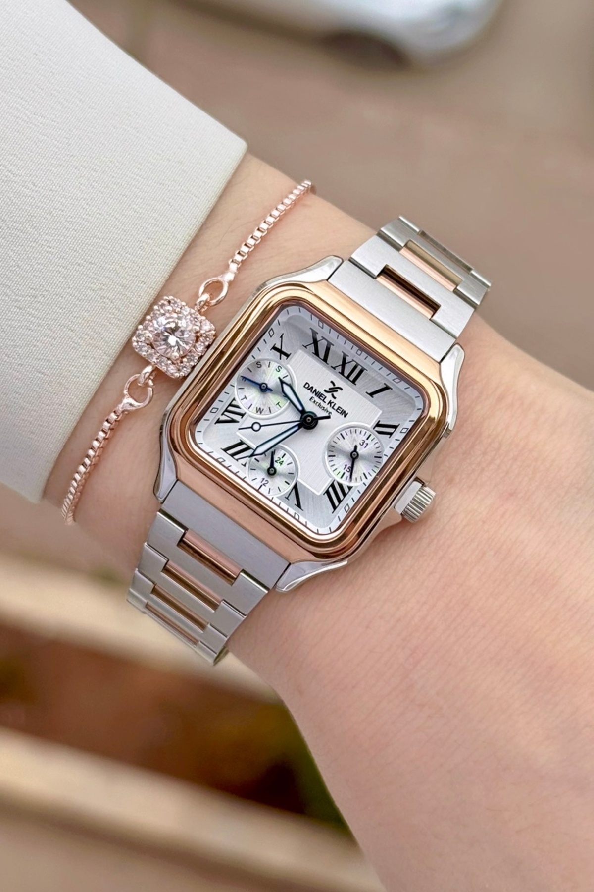 Bronze Metallic Color 2 Years Warranty 28.5mm Gauges Active Gift Wrapped Women Wrist Watch