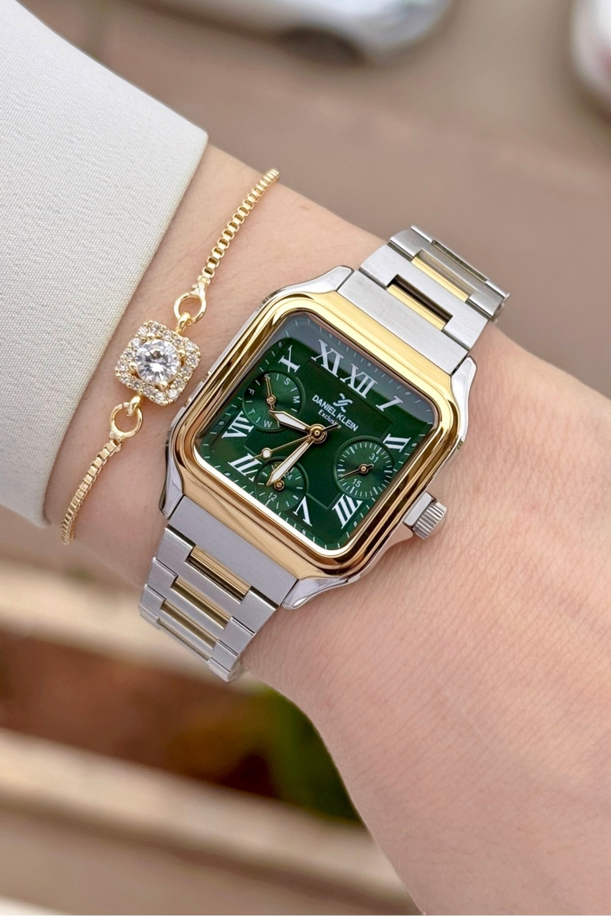 Dial Green Strap Gold Metallic Color 2 Years Warranty 28.5 Mm Indicators Active Women Wrist Watch