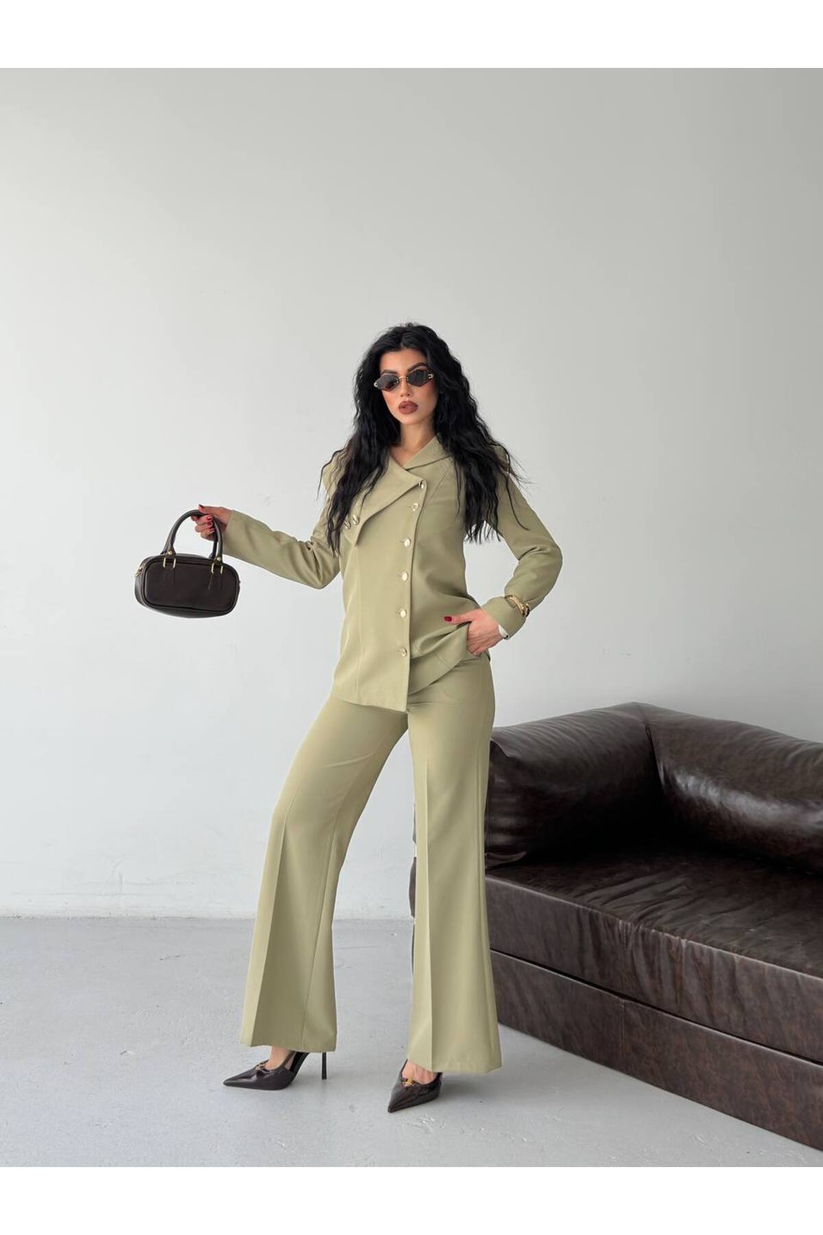 Ensemble Blazer et Pantalon à Col Asymétrique avec Boutons Dorés - Görsel 6