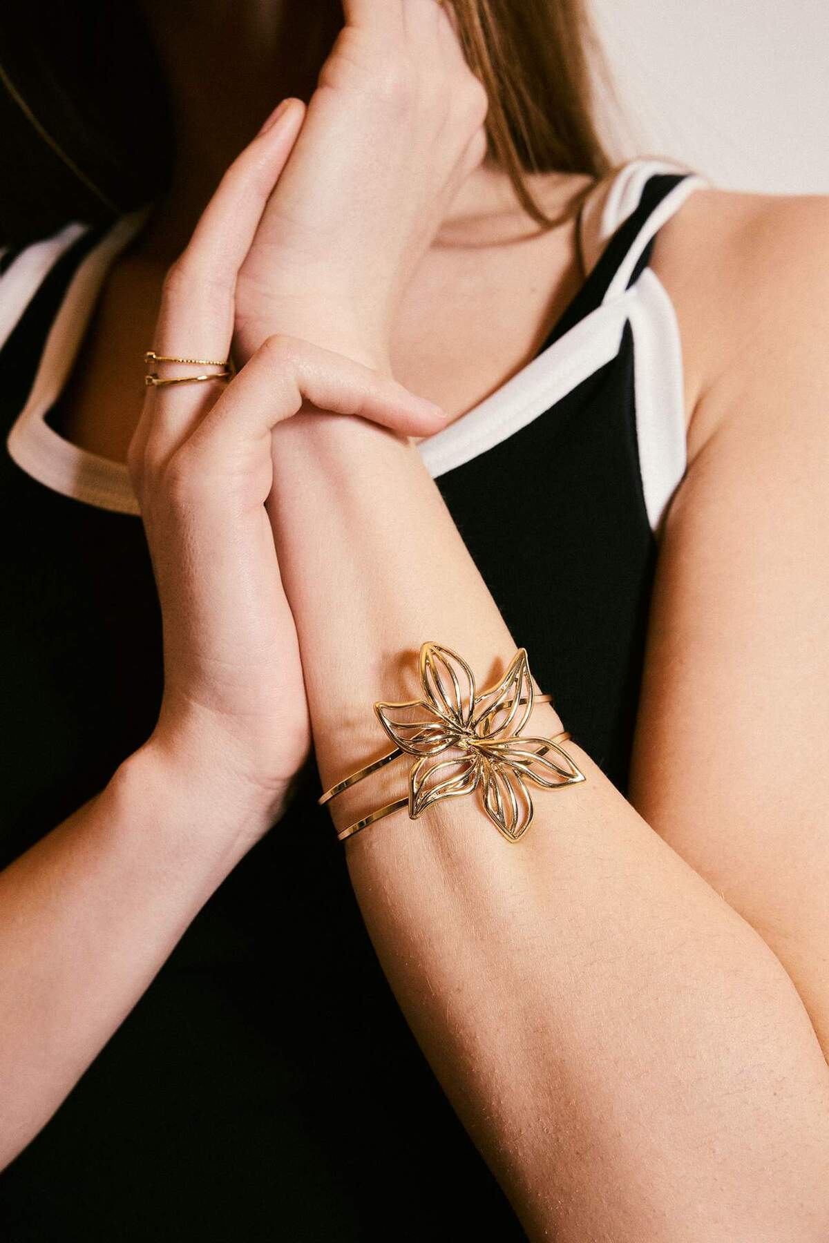 Women's Metal Floral Bracelet H2562AXNS