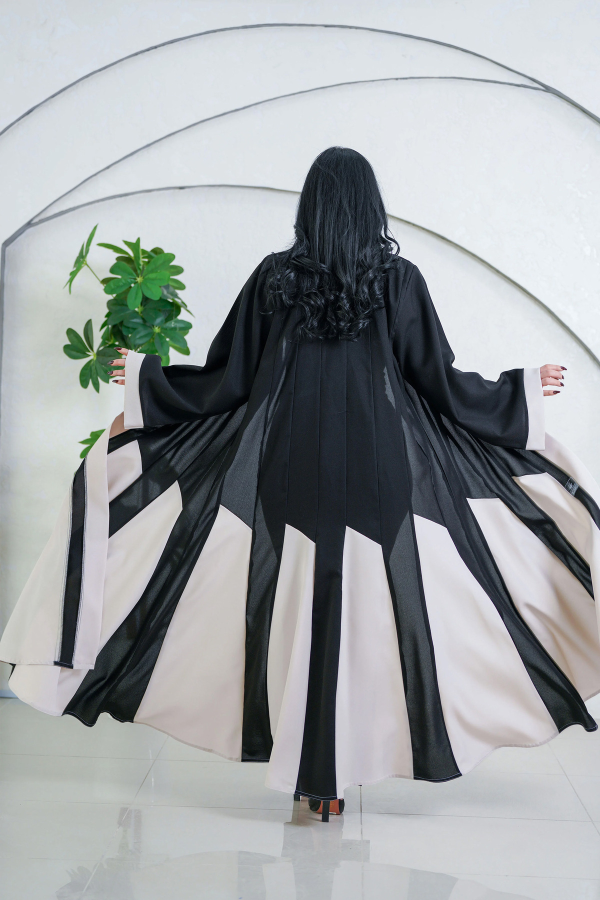 Bright abaya with flared cut with black fabric inserts with beige