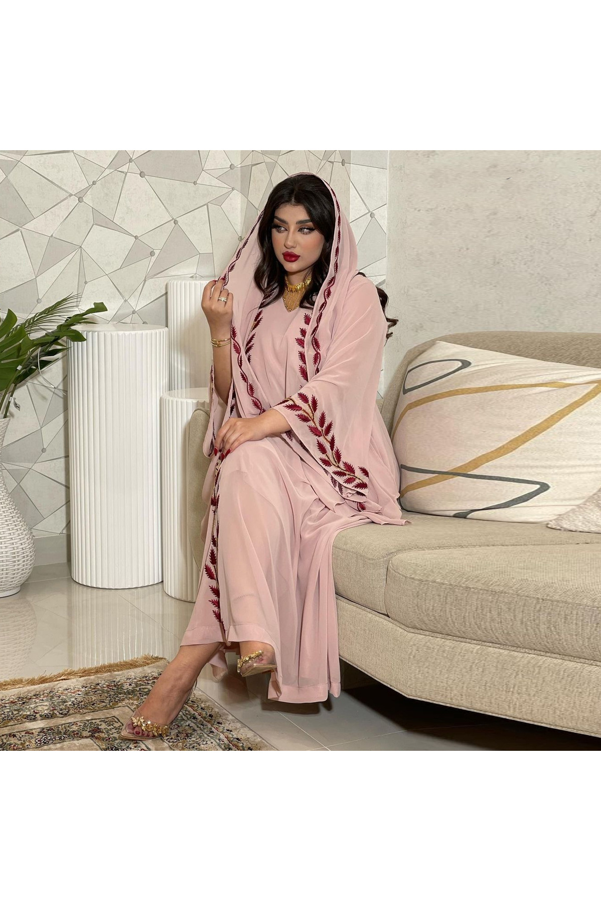 عباءة وردية أنيقة مع تطريز أوراق حمراء - زي نسائي...