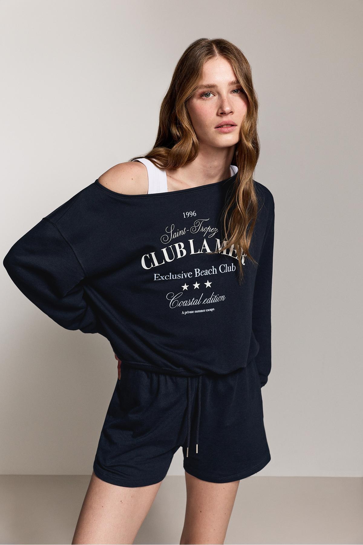 Shoulder low neck sweatshirt