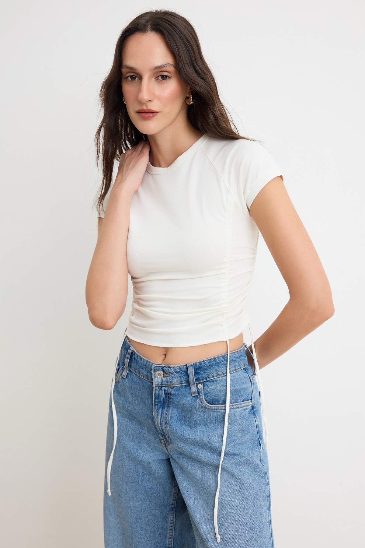 Trendyolmilla Ekru Fitted/Vücuda Oturan Kısa Kollu Büzgülü Yumuşak Örme Bluz TWOSS26BZ00776