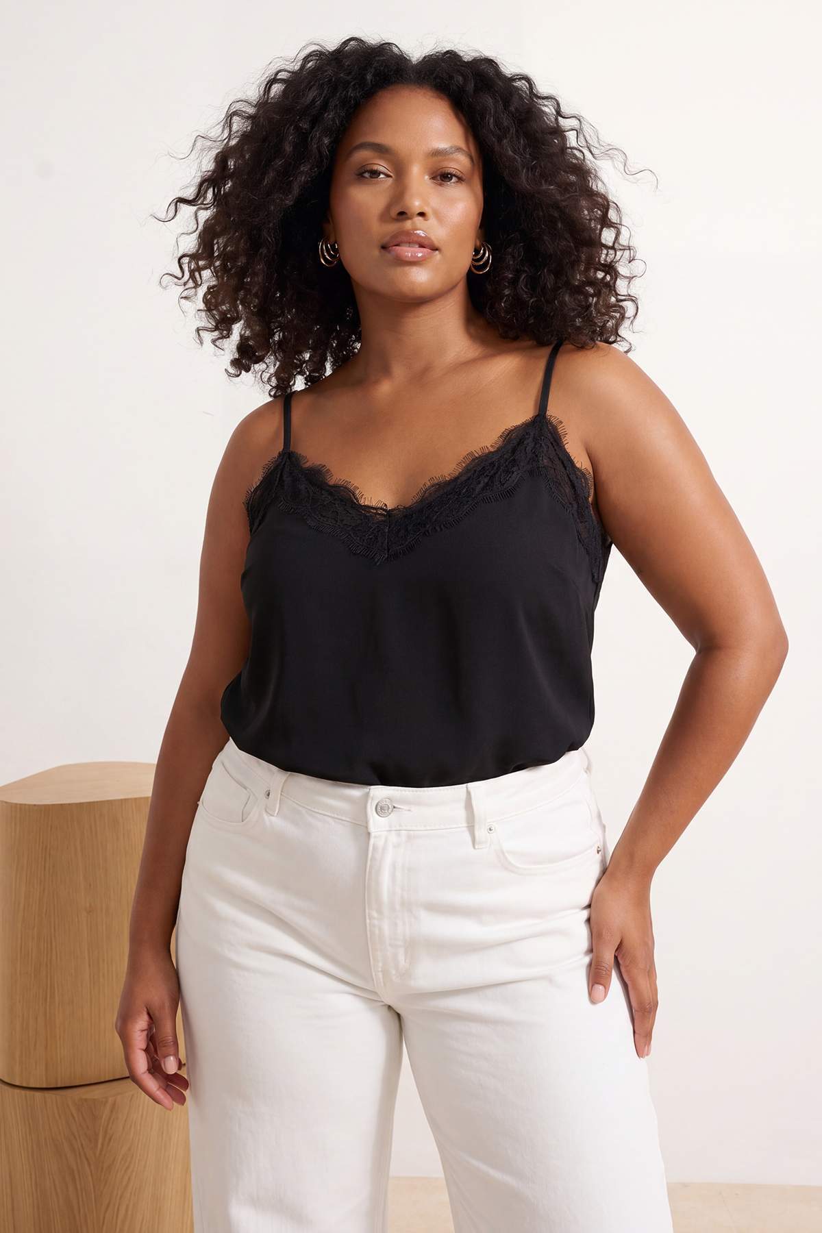 Trendyolmilla Curve Siyah Sandy İnce Askılı V Yaka Örme Büyük Beden Bluz TBBSS26AF00057