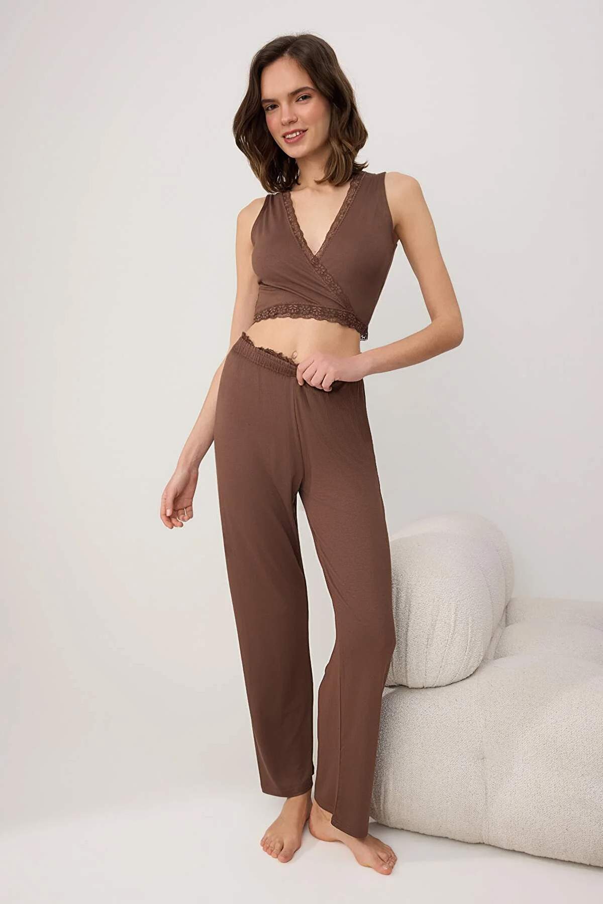 Trendyolmilla Kahverengi Kruvaze Dantel Detaylı Viskon Örme Pijama Takımı THMSS26PT00061