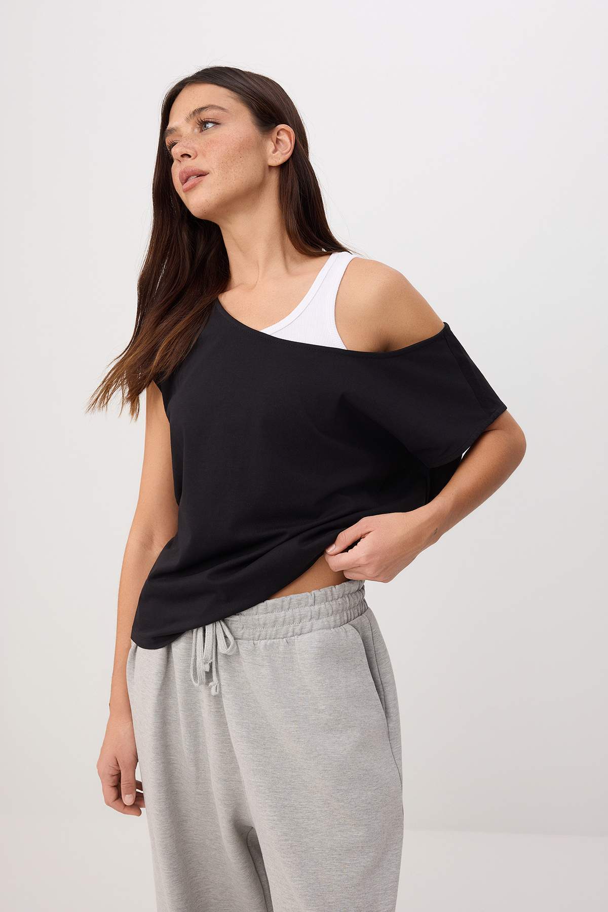 Trendyolmilla Siyah Renk Bloklu Regular Kayık Yaka Düşük Kol Kısa Tok %100 Pamuk Örme T-Shirt TWOSS26TS00217
