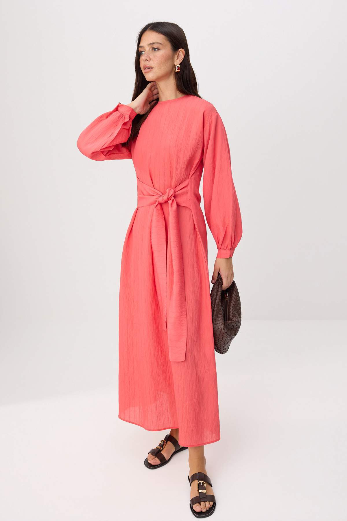 Trendyolmilla Modest Mercan Bağlama Detaylı Astarsız Dokuma Crinkle Tesettür Elbise TCTSS24EB00131