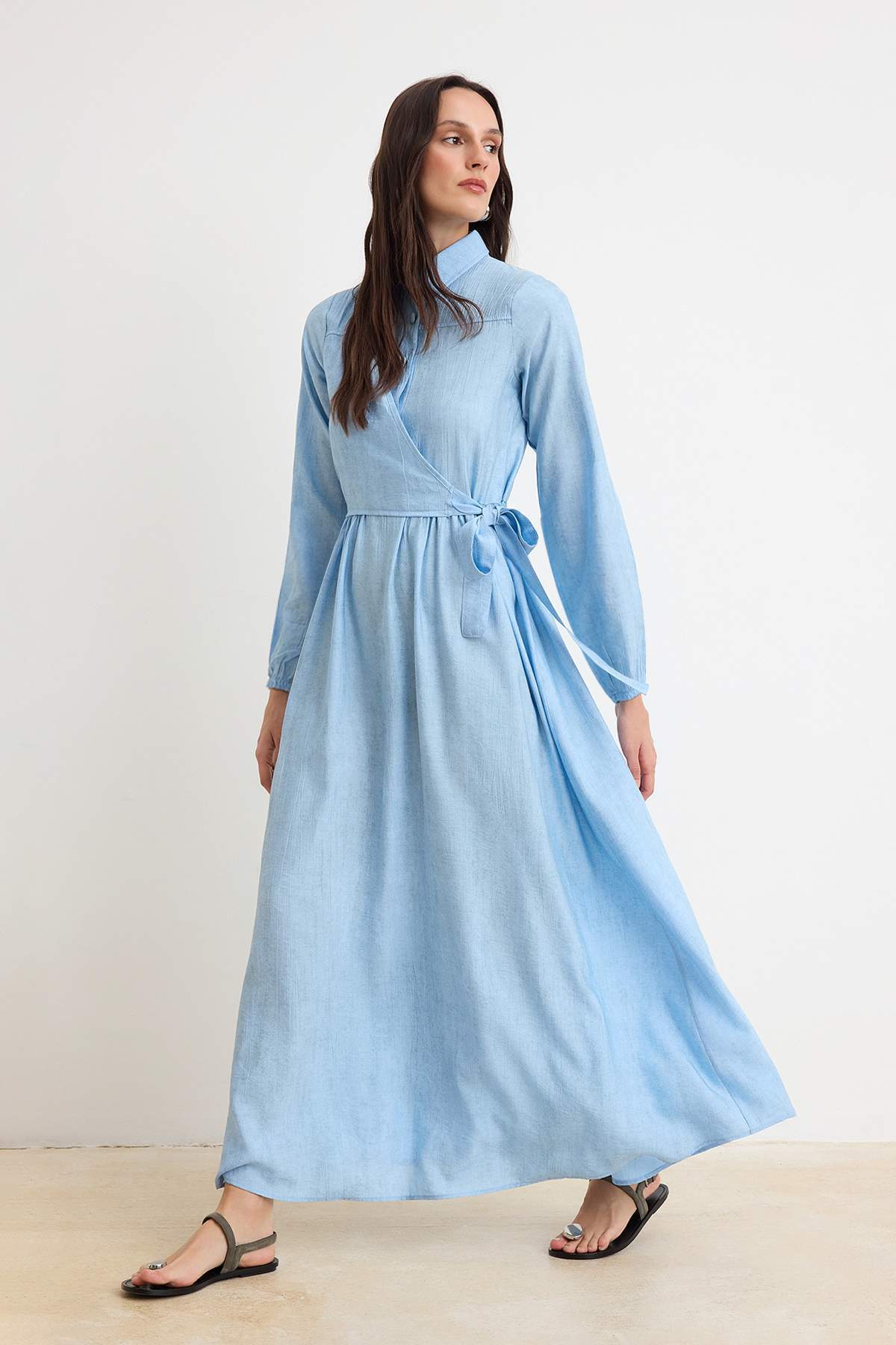 Trendyol Modest Svetlomodré šaty s textúrou a detailom viazania z chladnej lá...