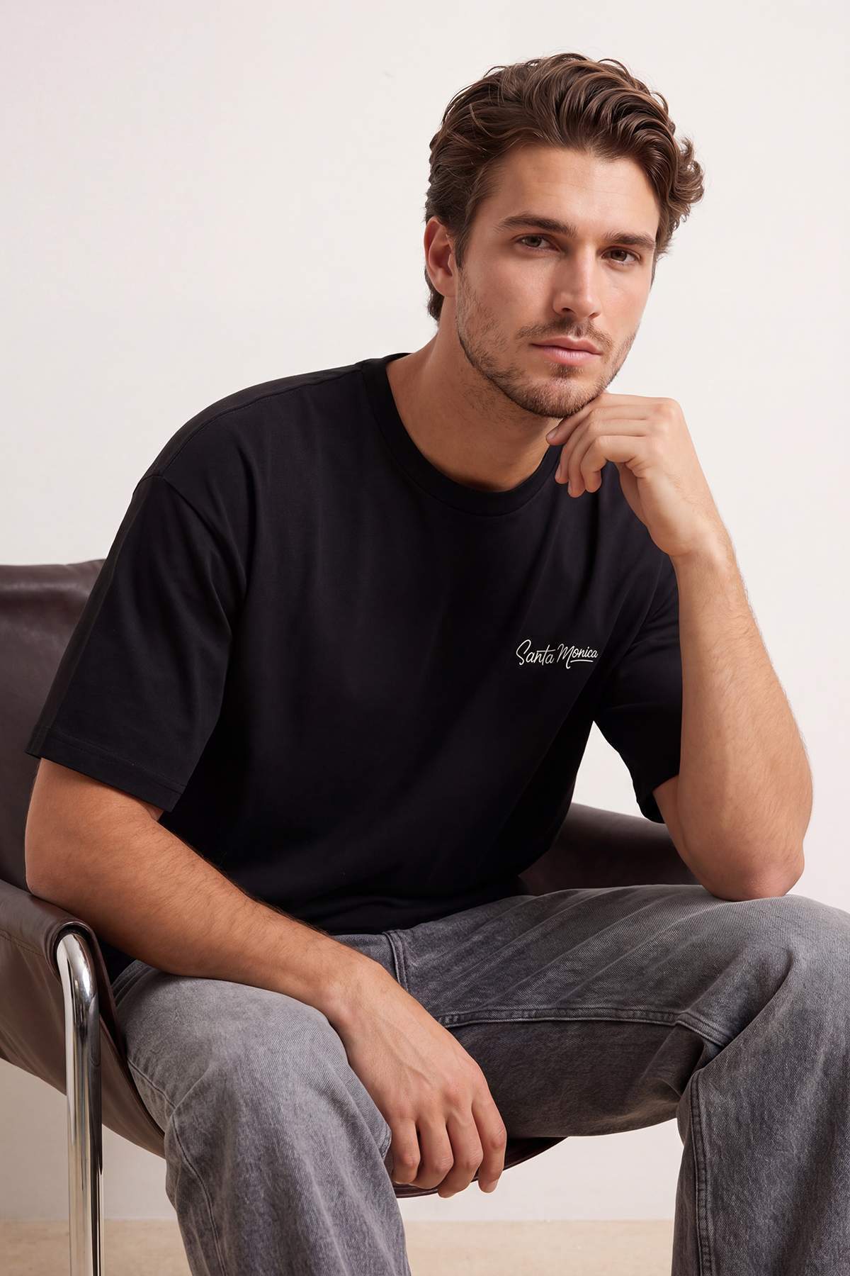 Trendyolmilla Man Siyah Oversize/Geniş Kesim Nakışlı Kalın T-Shirt TMNSS26TS00037
