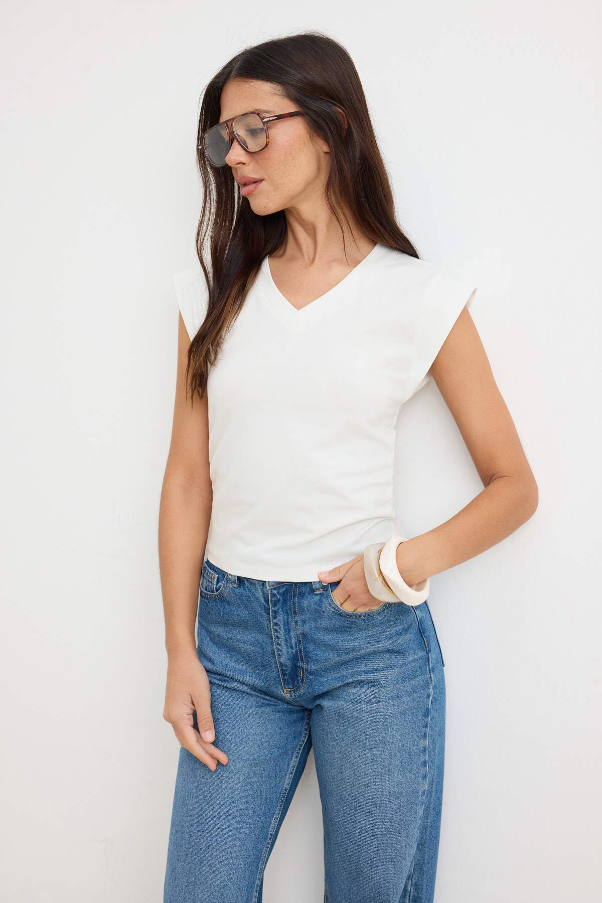 Trendyolmilla Ekru Regular/Normal Kalıp V Yaka Ay Kol Kısa Kollu Pamuk Ribana Örme T-shirt TWOSS26TS00285