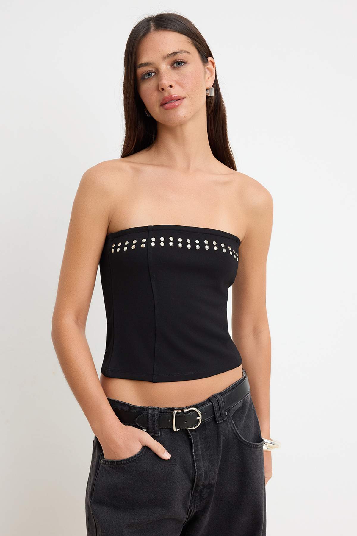Trendyolmilla Siyah Fitted/Vücuda Oturan Esnek Straplez Kolsuz Toka İnterlok Örme Bluz TWOSS26BZ00752