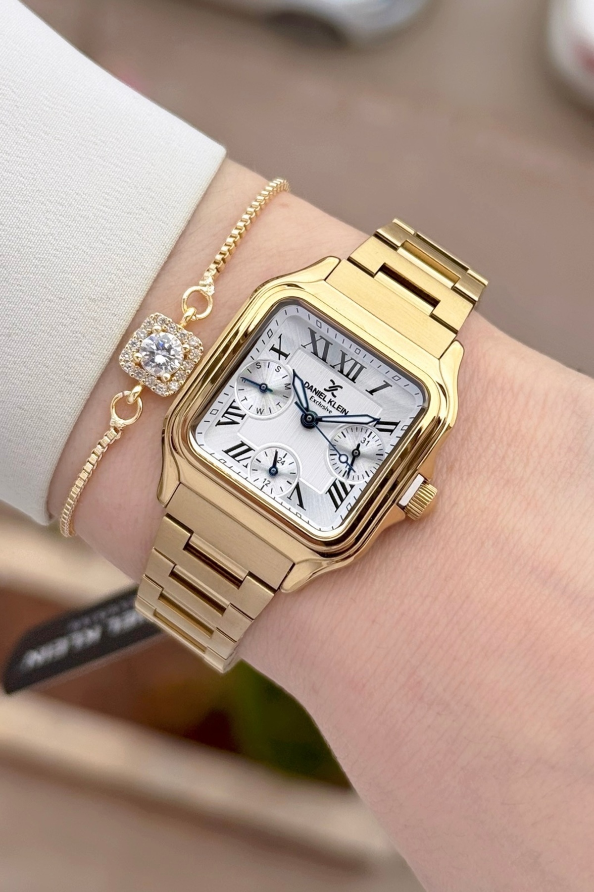 Gold Color 2 Years Warranty 28.5mm Gauges Active Gift Wrapped Women Wrist Watch