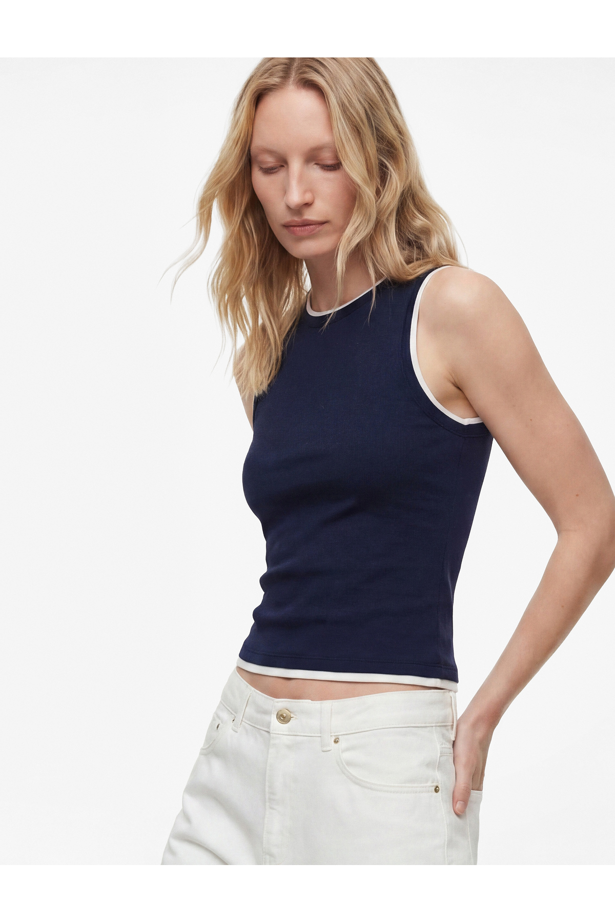 Koton Renk Kontrastlı Katmanlı Slim Fit Bisiklet Yaka Kolsuz Fitilli Bluz görsel 2