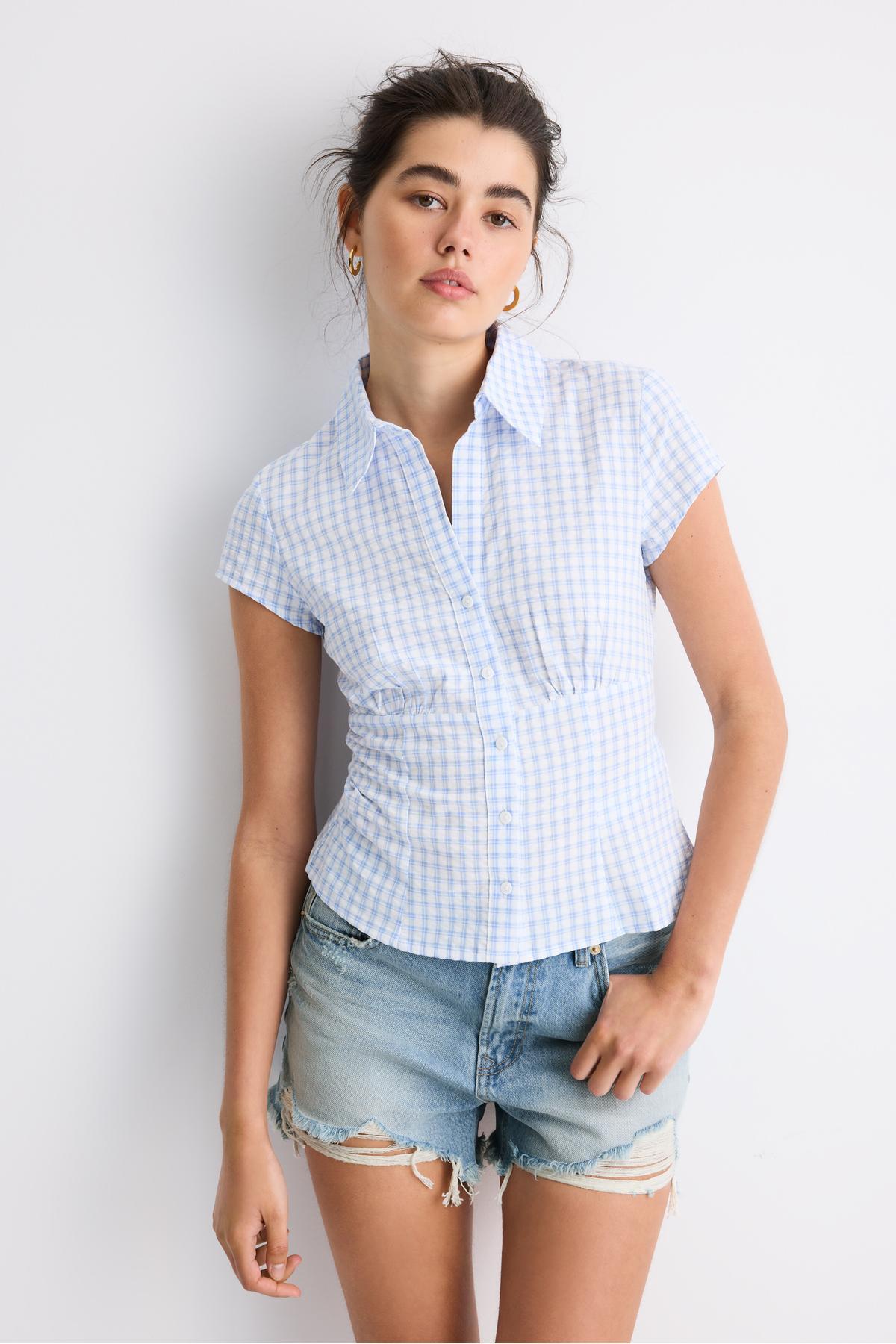 Short-sleeved, low-breasted shirt