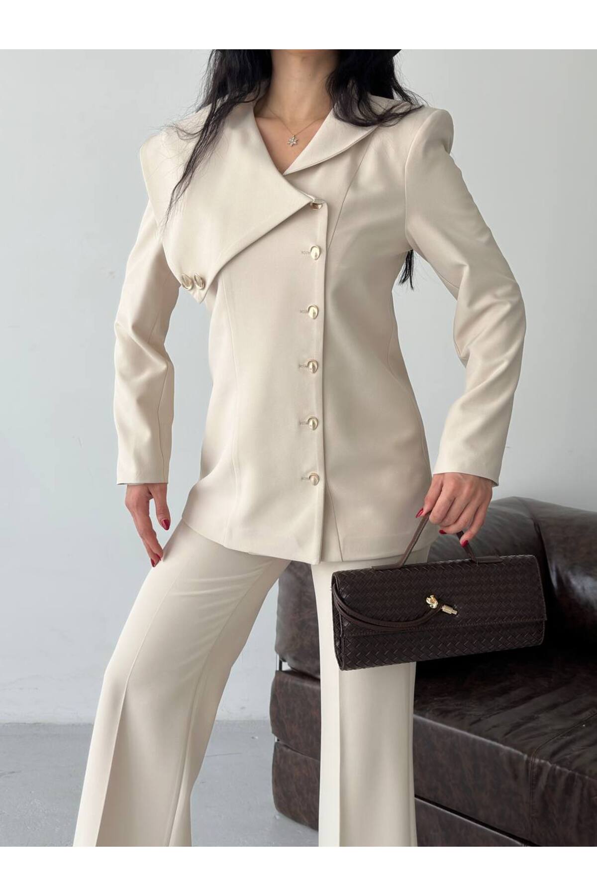 Ensemble Blazer et Pantalon à Col Asymétrique avec Détails Boutons Dorés - Görsel 4
