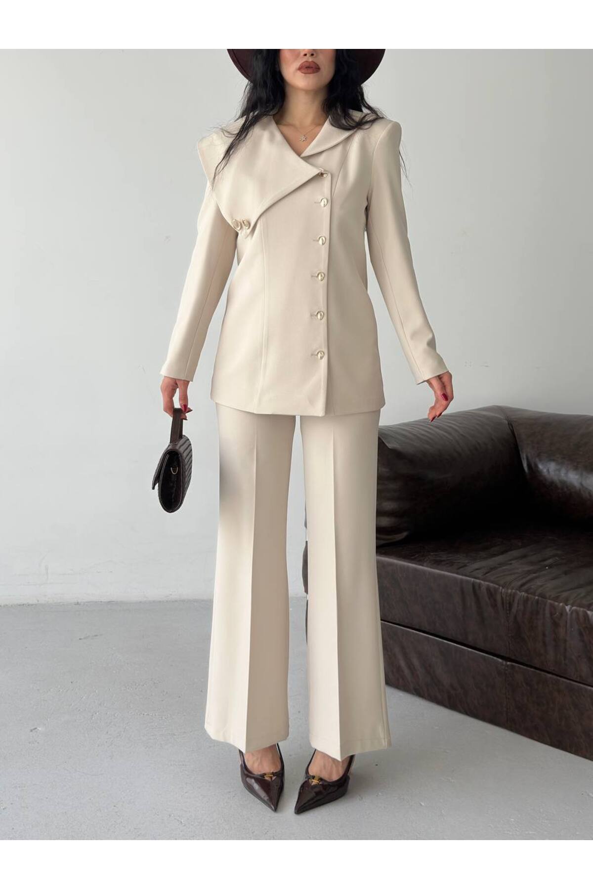 Ensemble Blazer et Pantalon à Col Asymétrique avec Détails Boutons Dorés - Görsel 5