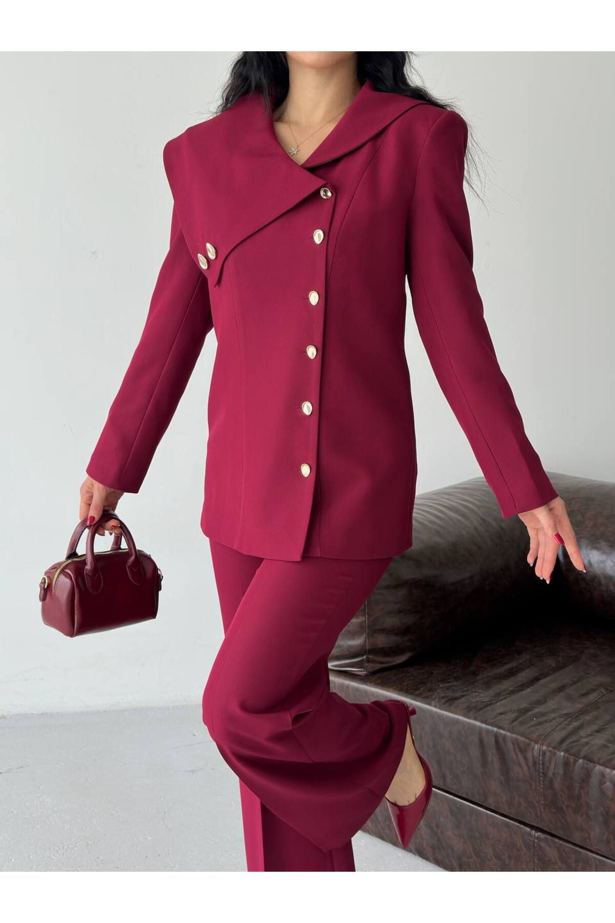 Ensemble Blazer Pantalon à Col Asymétrique avec Boutons Dorés - Görsel 3