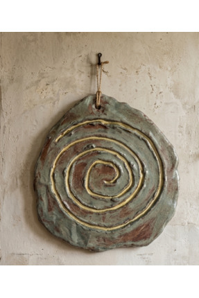 Cogo Seramik Sonsuz Döngünün Mistik Dokunuşu: 19 cm El Yapımı Spiral Rölyef