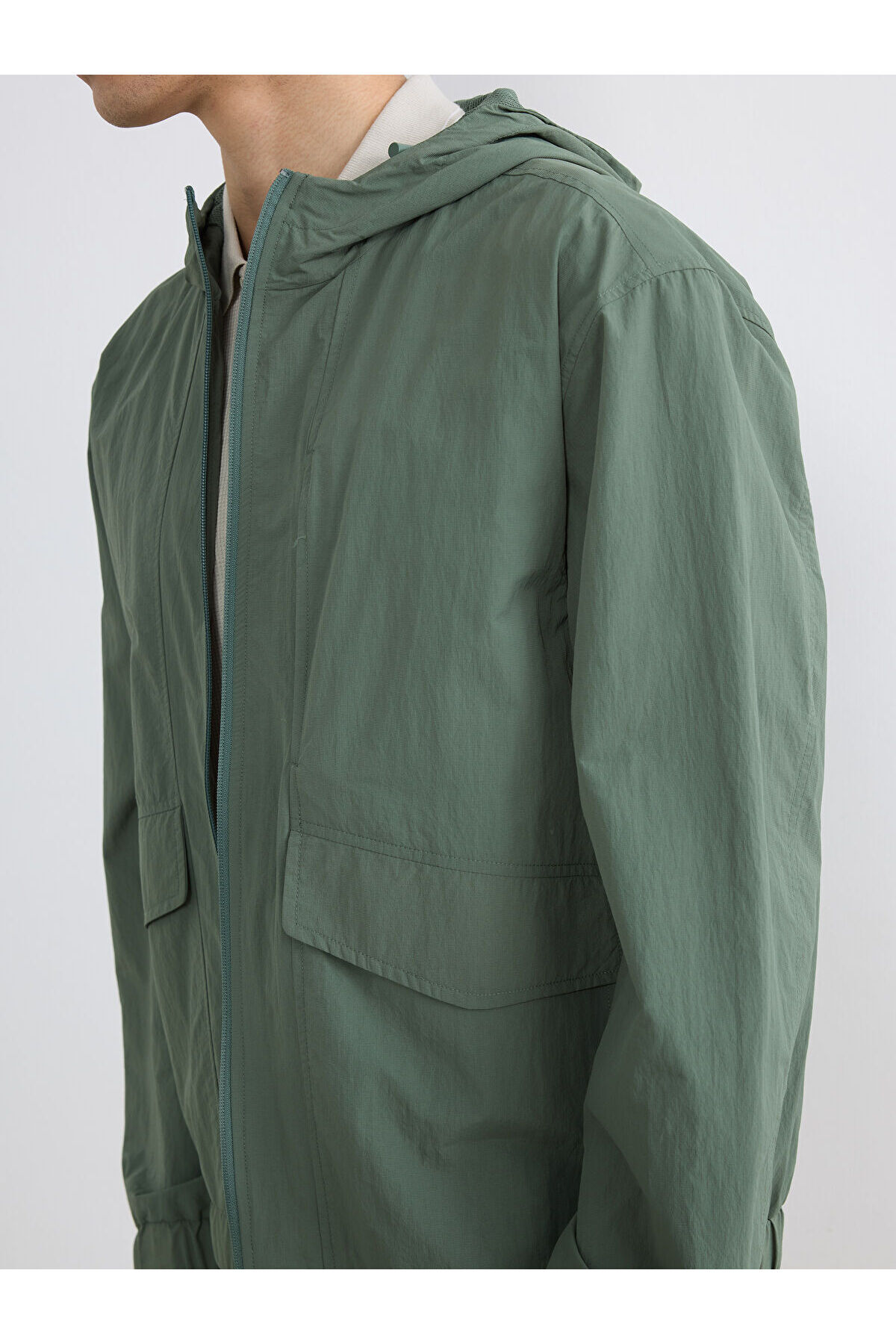 LC Waikiki Loose Fit Kapüşonlu Erkek Yağmurluk (S6) görsel 4
