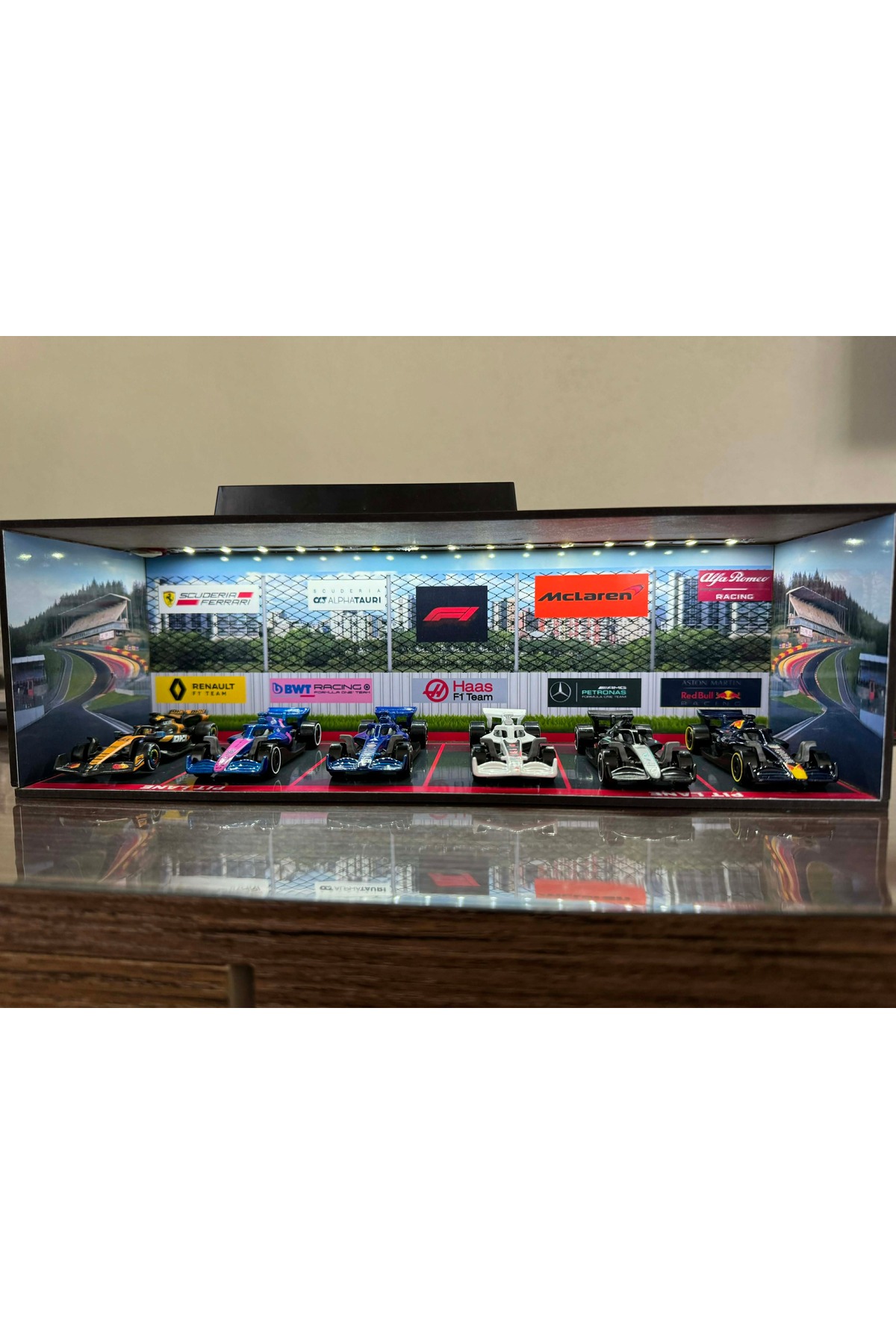 standes Formula 1 araçları için ışıklı diorama - Fiyatı, Yorumları