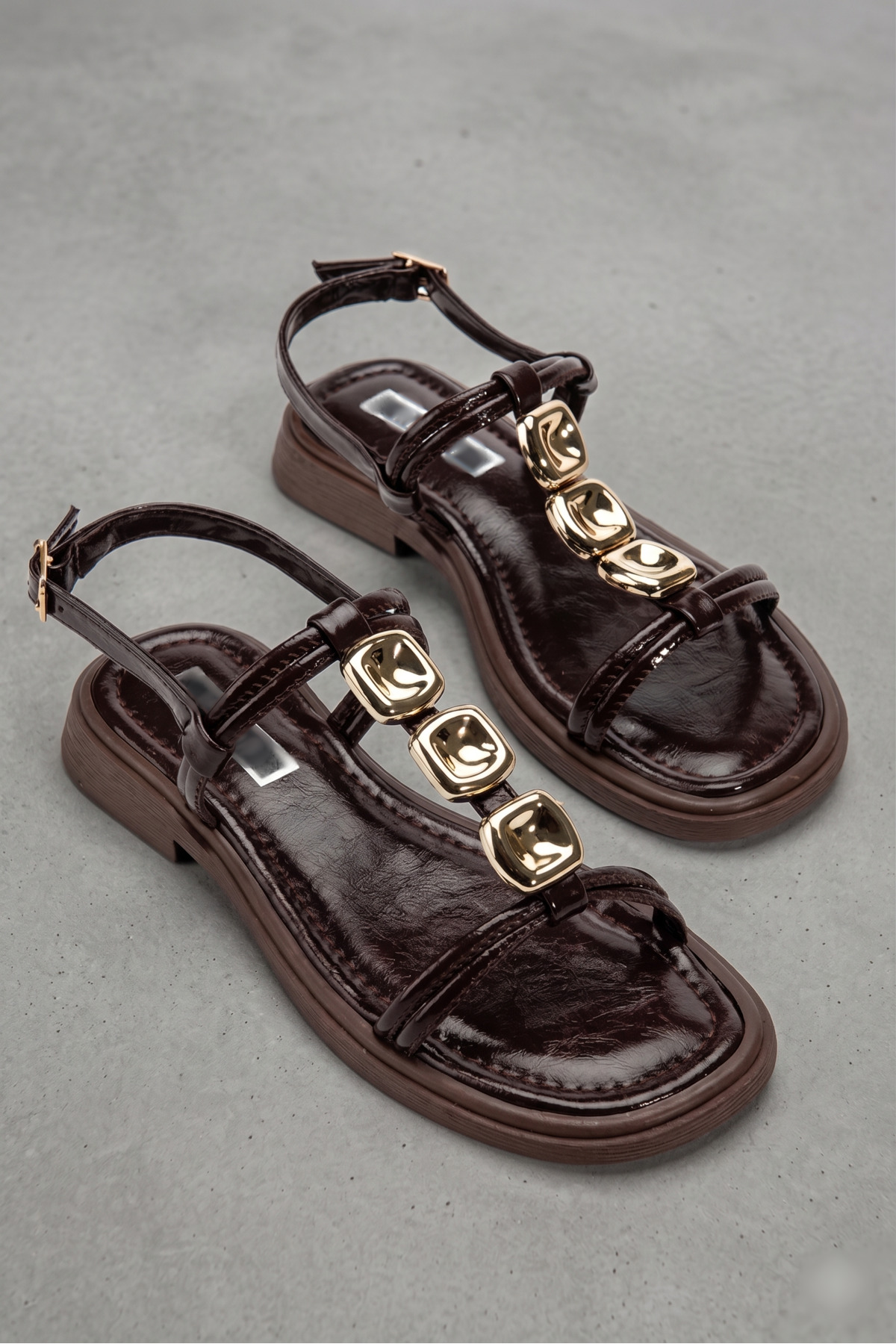 leopar by çetinay Luvinya Kadın Parlak Rugan Gold Broş Toka Detaylı Sandalet görsel 6