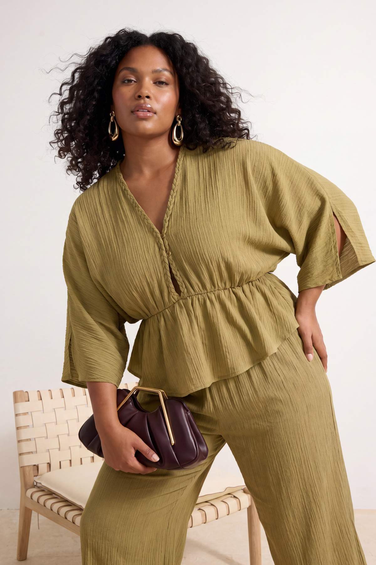 Trendyol Curve Bluzka khaki z efektem gniecenia, plus size, TBBSS26AF00005