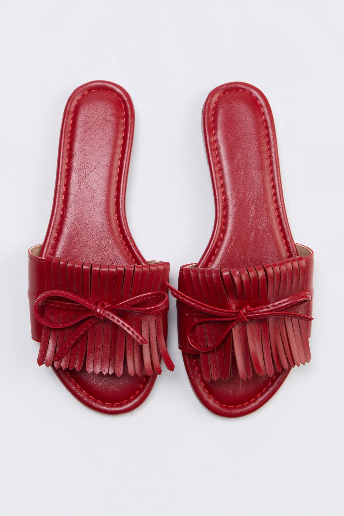 TRENDYOL SHOES Rote Damen-Hausschuhe mit Quastendetails TAKSS26TE00041