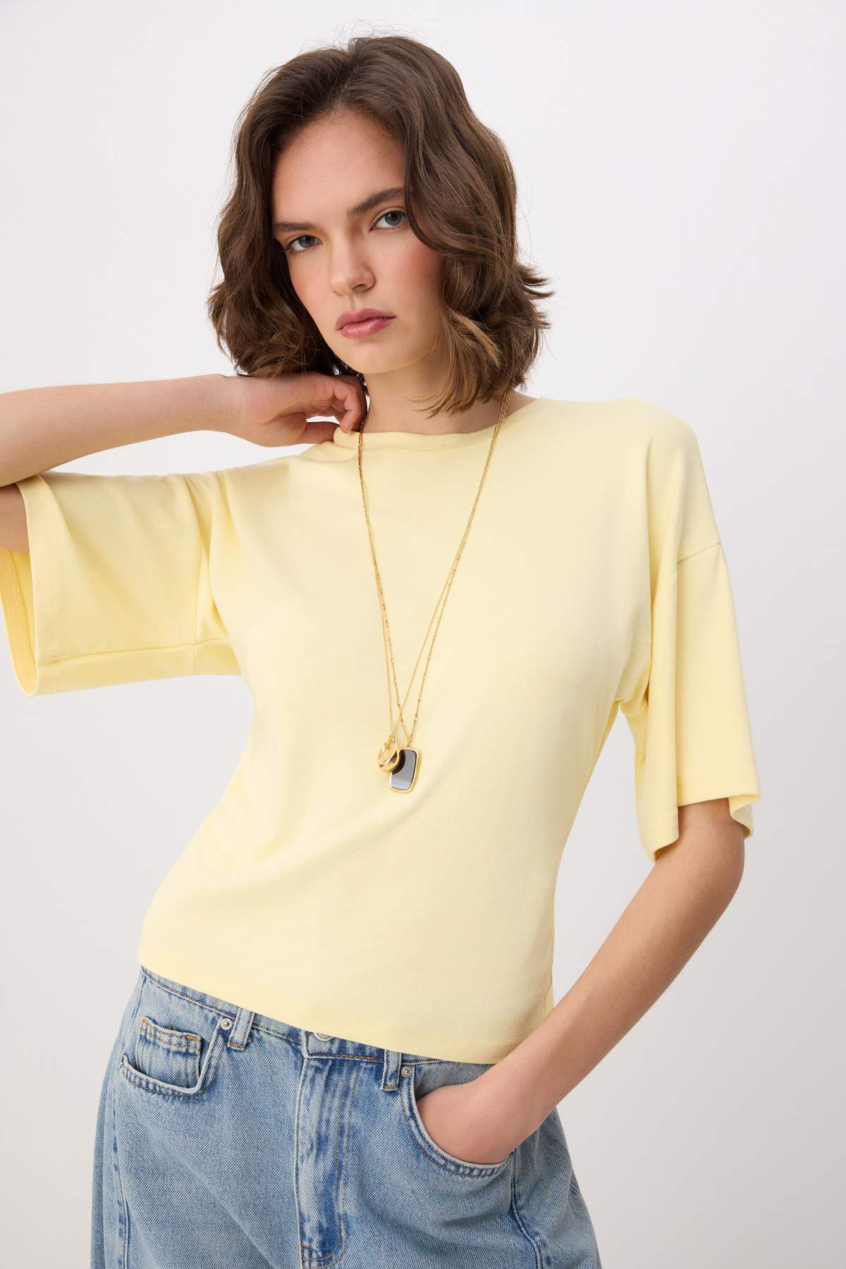 Trendyolmilla Sarı Fitted/Bele Oturan Düşük Kol Truvakar Yumuşak Örme T-Shirt TWOSS26TS00060