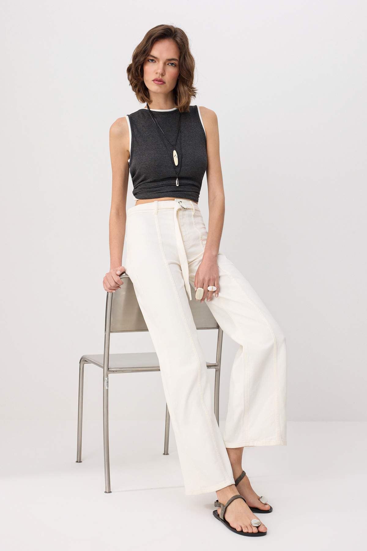 Trendyolmilla Beyaz Kemer Detaylı Normal Bel Az Esnek Wide Leg Jeans TWOSS26JE00277