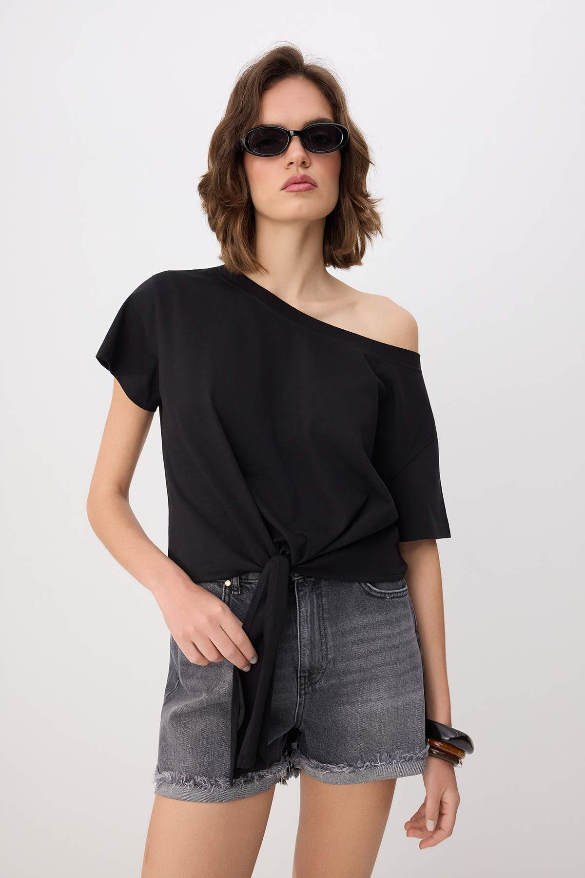 Trendyolmilla Siyah Düz Relaxed Asimetrik Yaka Düşük Kol Kısa %100 Pamuk Örme T-Shirt TWOSS26TS00248